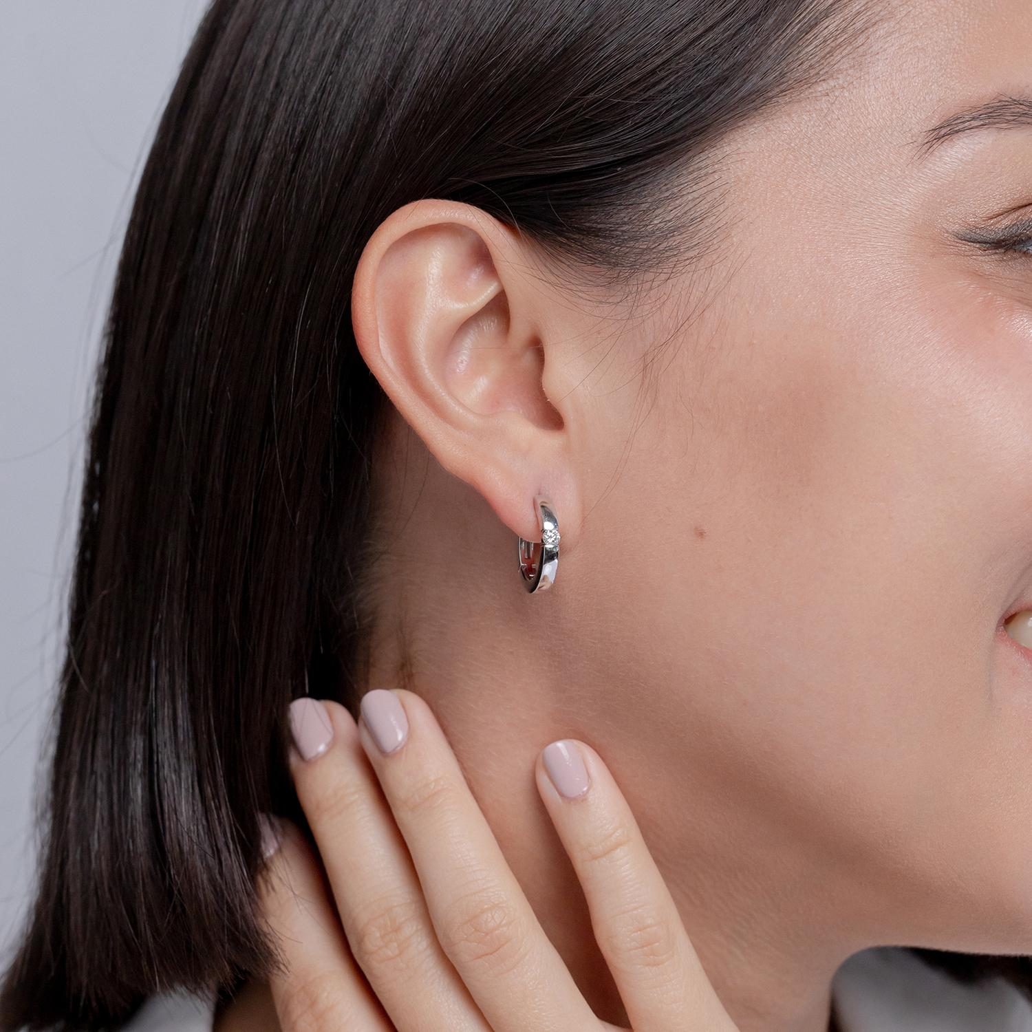 Pendientes de aro de diamante redondo natural en oro blanco de 14 quilates (Tamaño-3 mm, Color-H) Moderno en venta