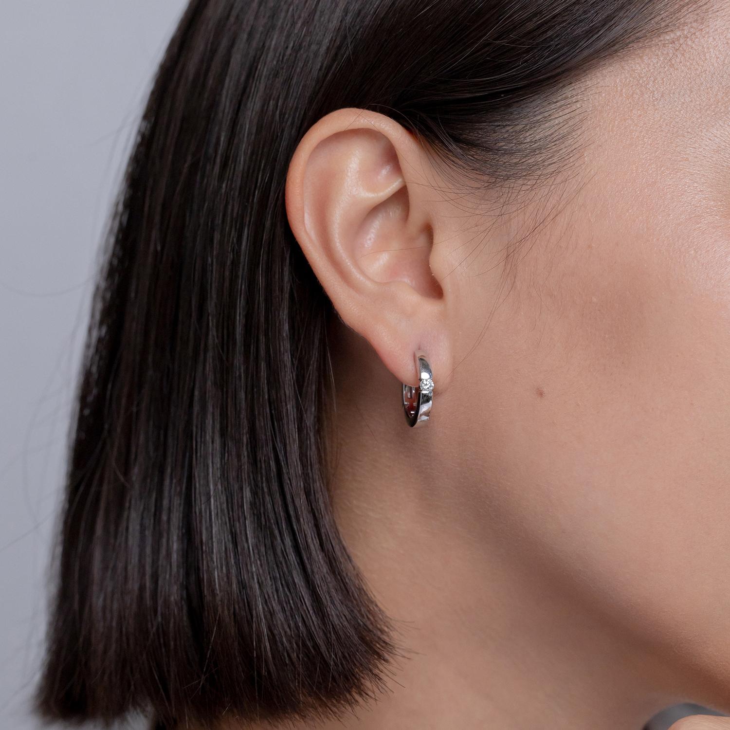 Moderne Boucles d'oreilles créoles en platine avec diamants ronds naturels de 2,5 mm, couleur G en vente