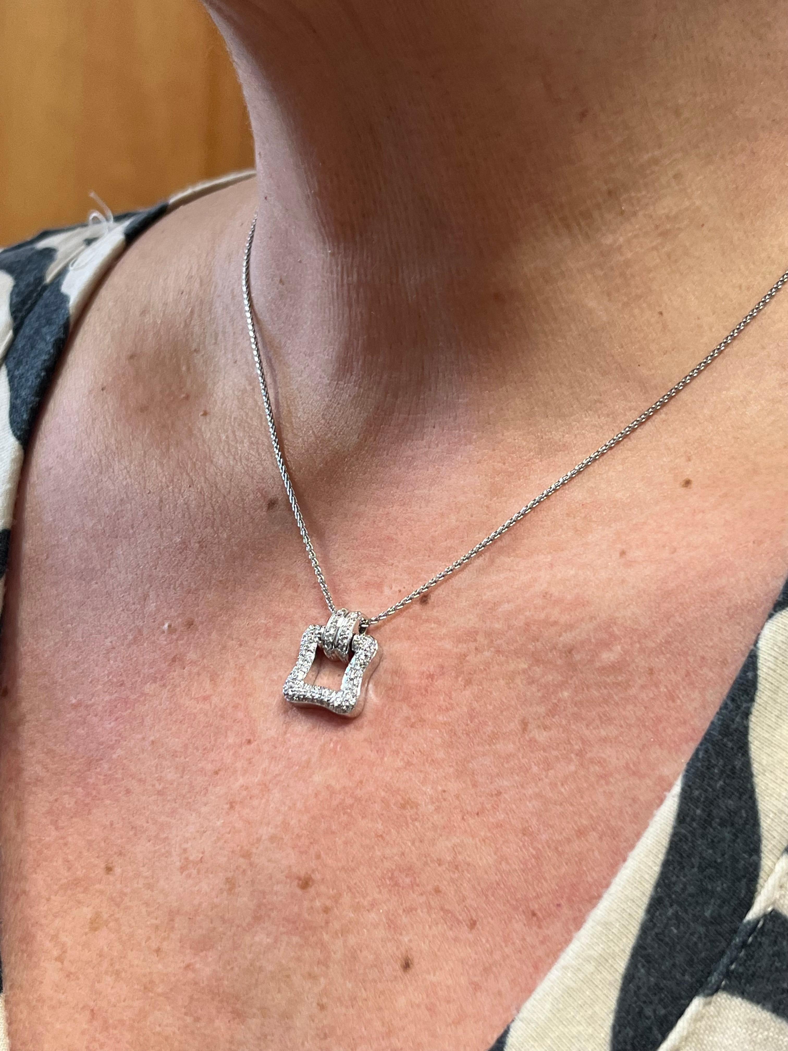 Pendentif en or blanc 18 carats avec diamants ronds naturels pavés de forme carrée Pour femmes en vente