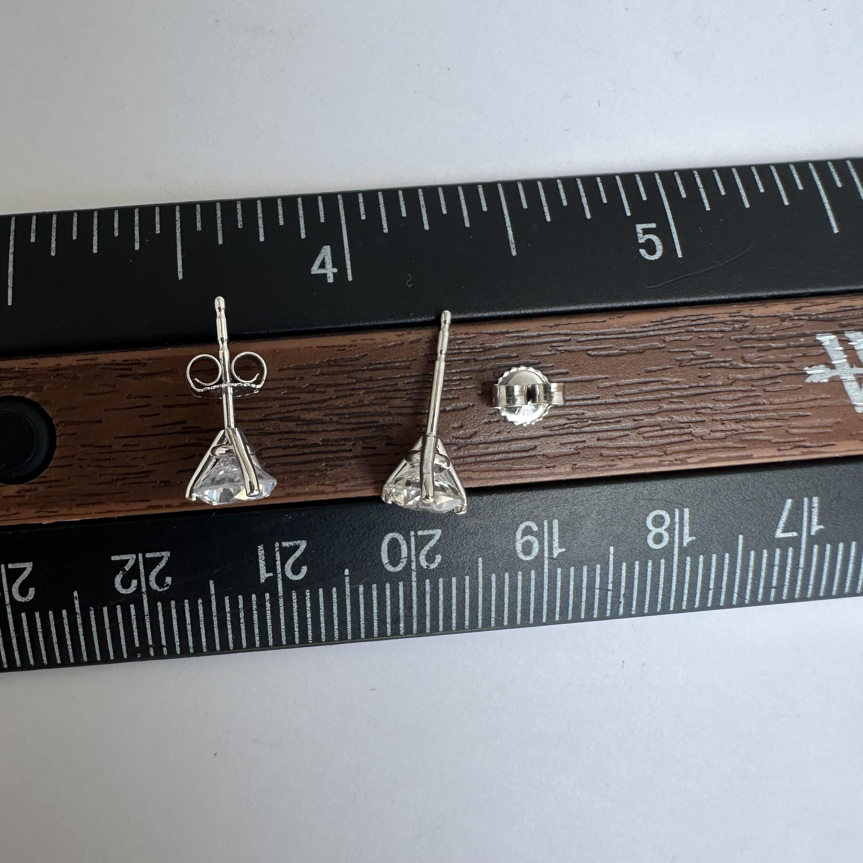 Borchie con diamanti tondi naturali in oro bianco 14kt - 1,54ctw, valutate, nuove In condizioni Nuovo in vendita a West Hempstead, NY