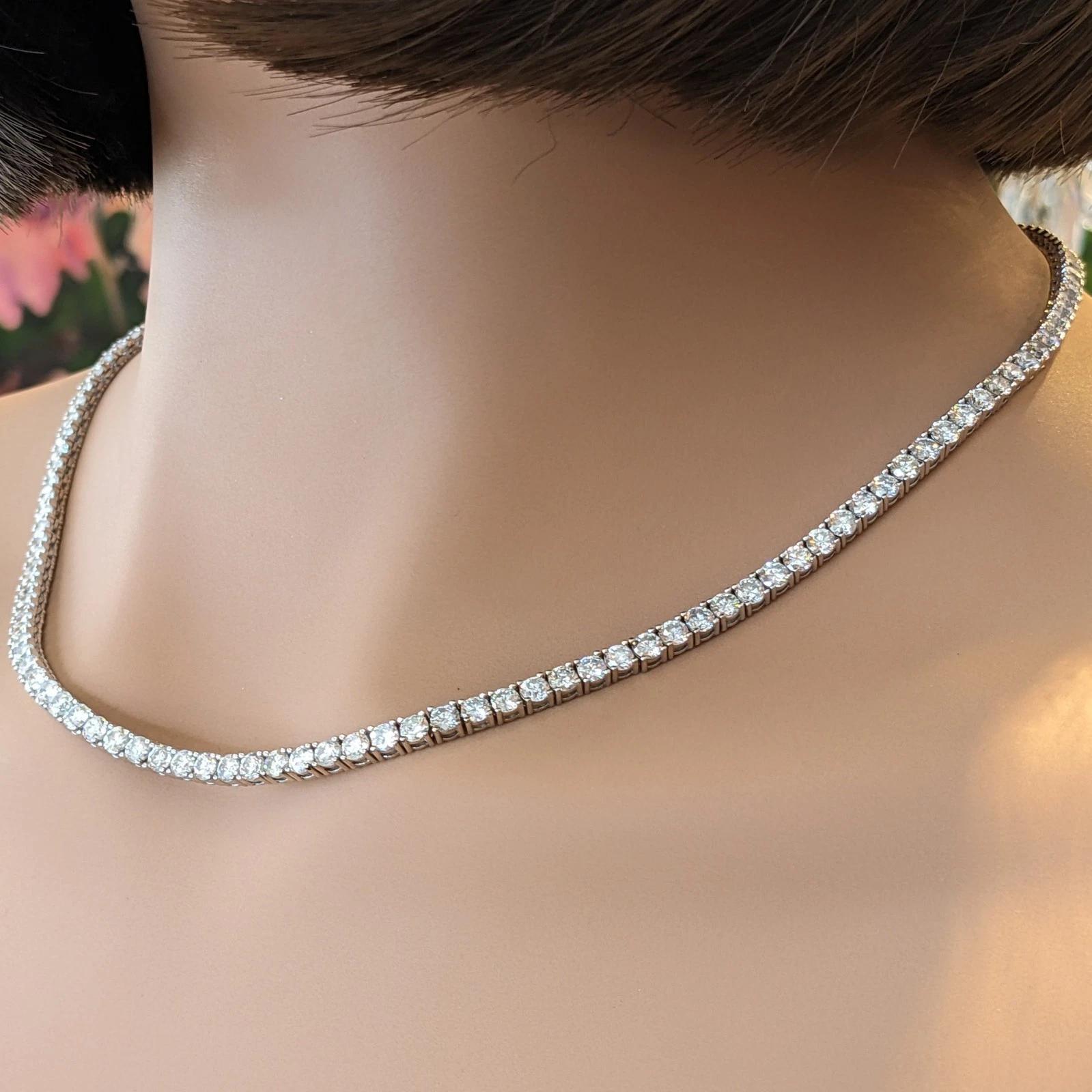 Collier de tennis en diamant rond naturel 18.63 cttw en or blanc 14k

Le collier de tennis en diamant présente 135 diamants ronds et brillants naturels pesant 18,63 carats au total, chacun de taille égale à environ 0,138 carat, sertis à quatre