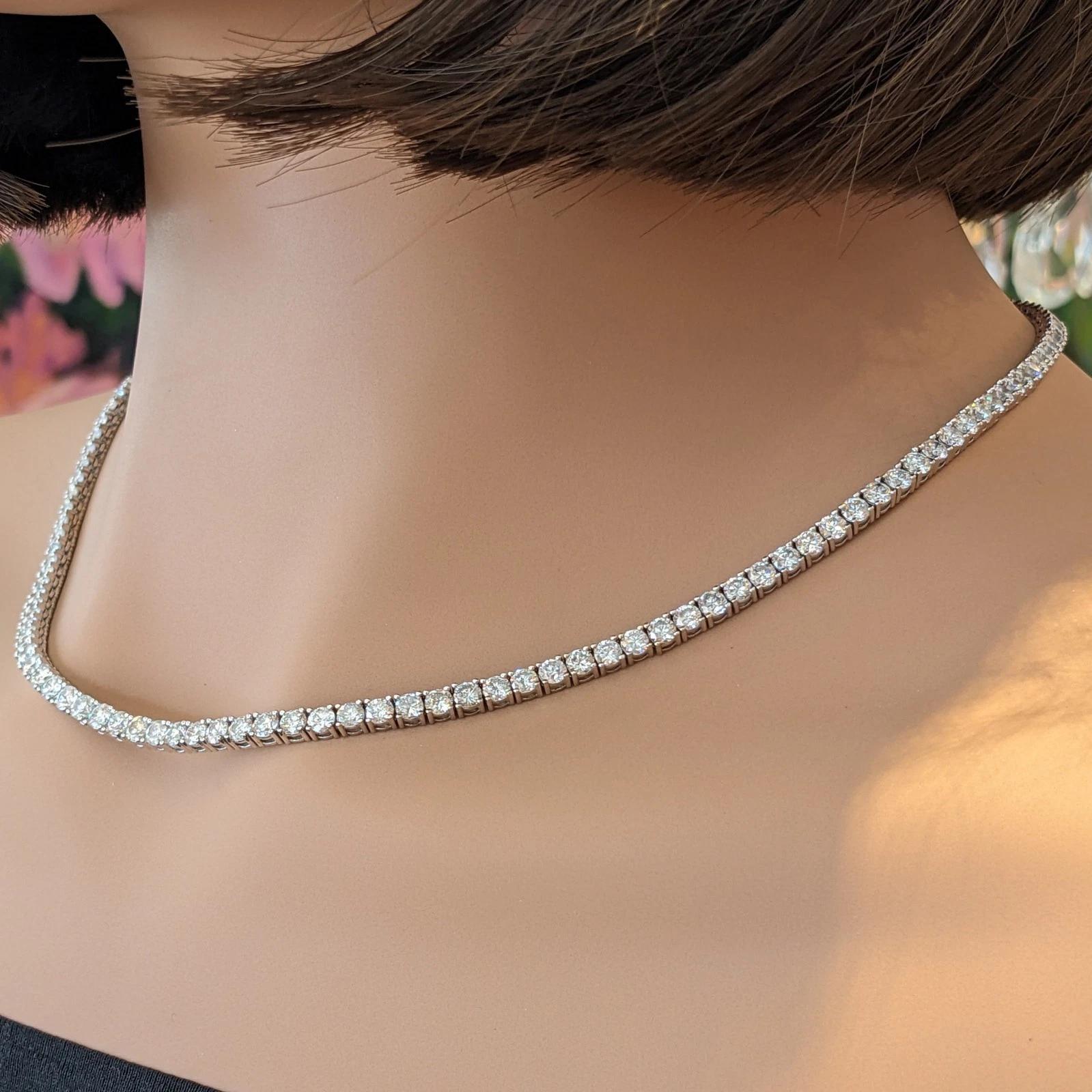 Collier de tennis en diamant rond naturel 18.63 cttw en or blanc 14k

Le collier de tennis en diamant présente 135 diamants ronds naturels et brillants, pesant 18,63 carats au total, tous sertis sur quatre anneaux en or blanc 14k. Le collier est
