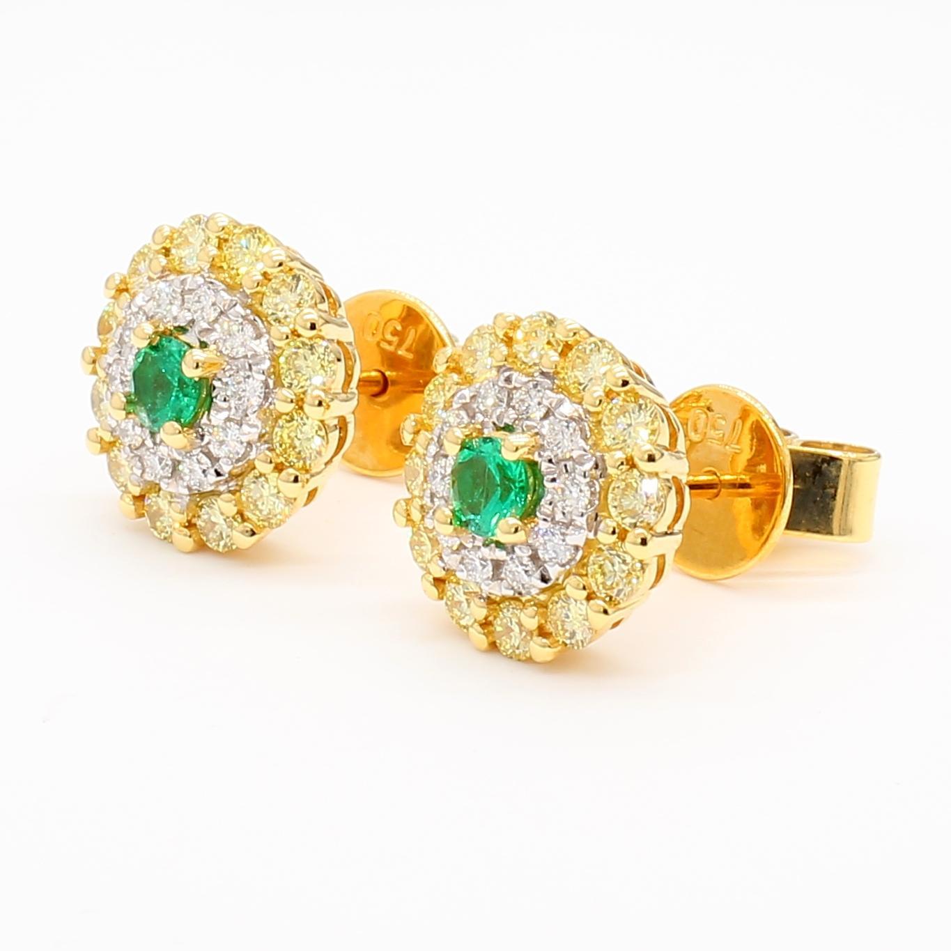 Gli orecchini classici di smeraldo di RareGemWorld. Montato in una splendida montatura in oro giallo e bianco 18 carati con smeraldi verdi naturali a taglio rotondo. Gli smeraldi sono circondati da diamanti bianchi tondi naturali e da diamanti