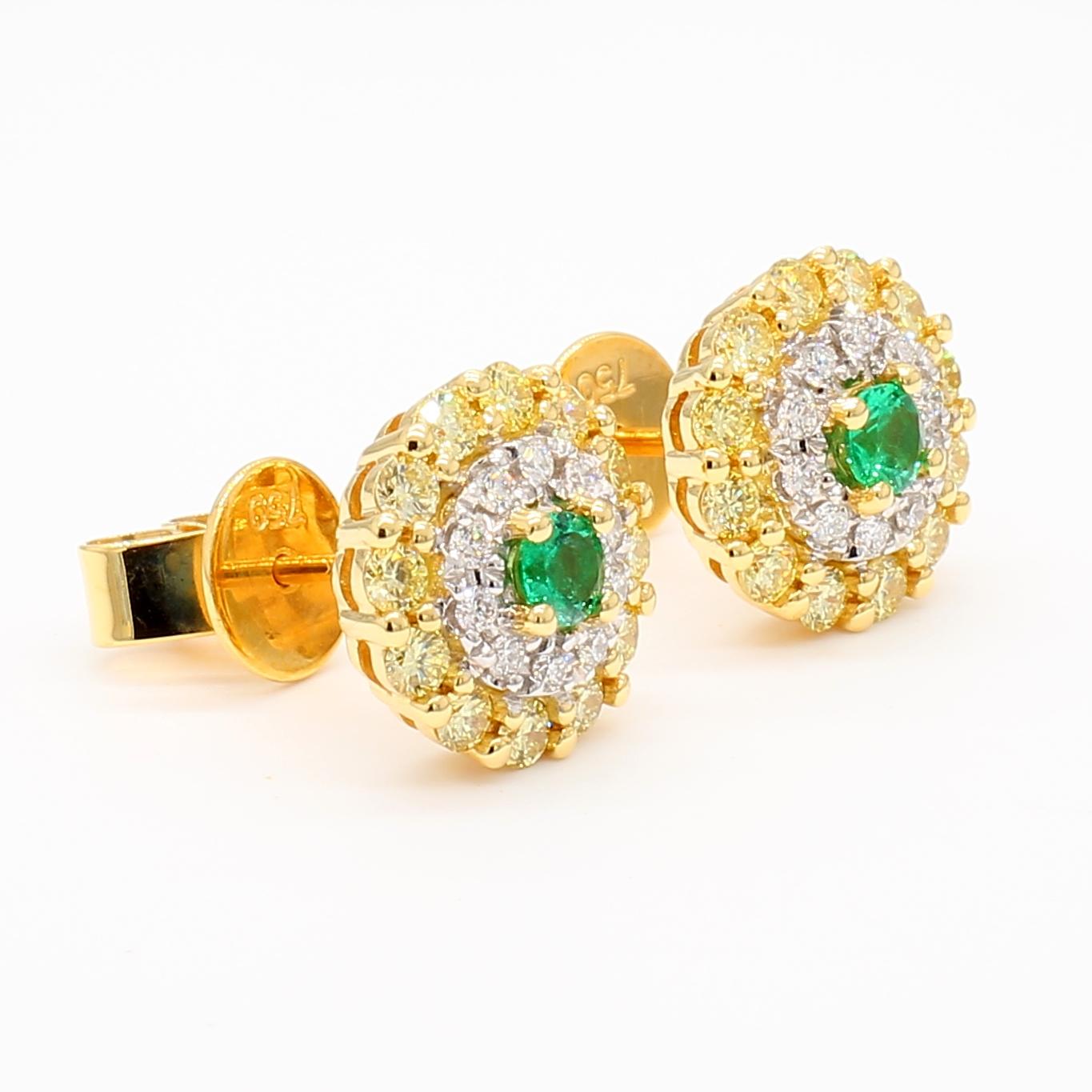 Taglio rotondo Orecchini con smeraldo rotondo naturale e diamante da 1,00 carati TW in oro in vendita