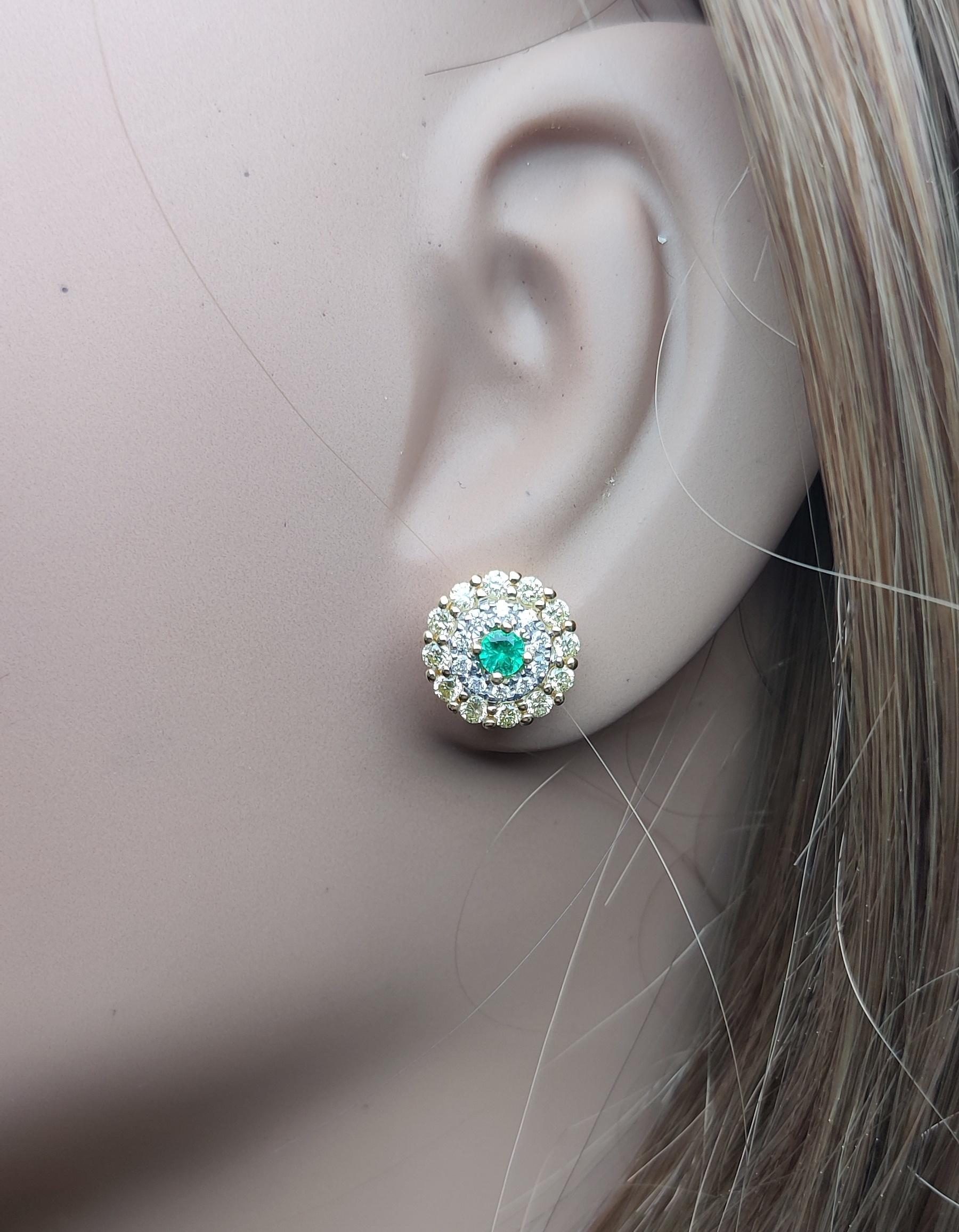 Orecchini con smeraldo rotondo naturale e diamante da 1,00 carati TW in oro In condizioni Nuovo in vendita a New York, NY