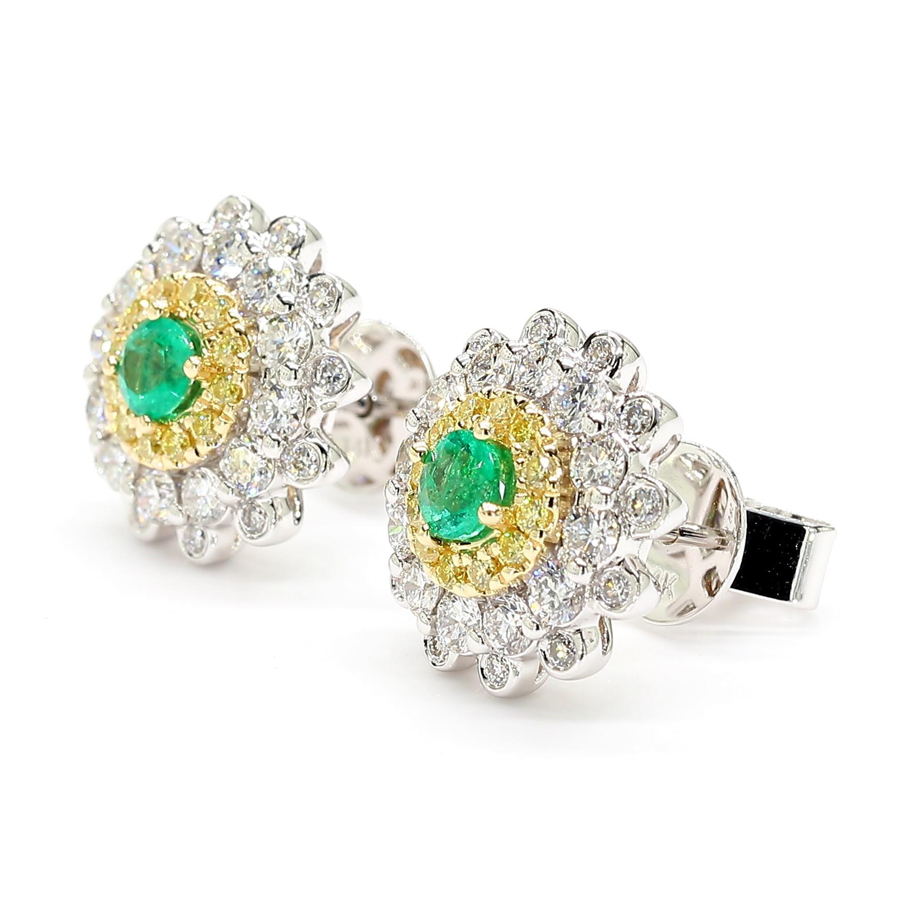 I bellissimi orecchini di smeraldo di RareGemworld. Montato in una splendida montatura in oro giallo e bianco 14K con smeraldi verdi naturali a taglio rotondo. Gli smeraldi sono circondati da diamanti bianchi tondi naturali e da diamanti gialli