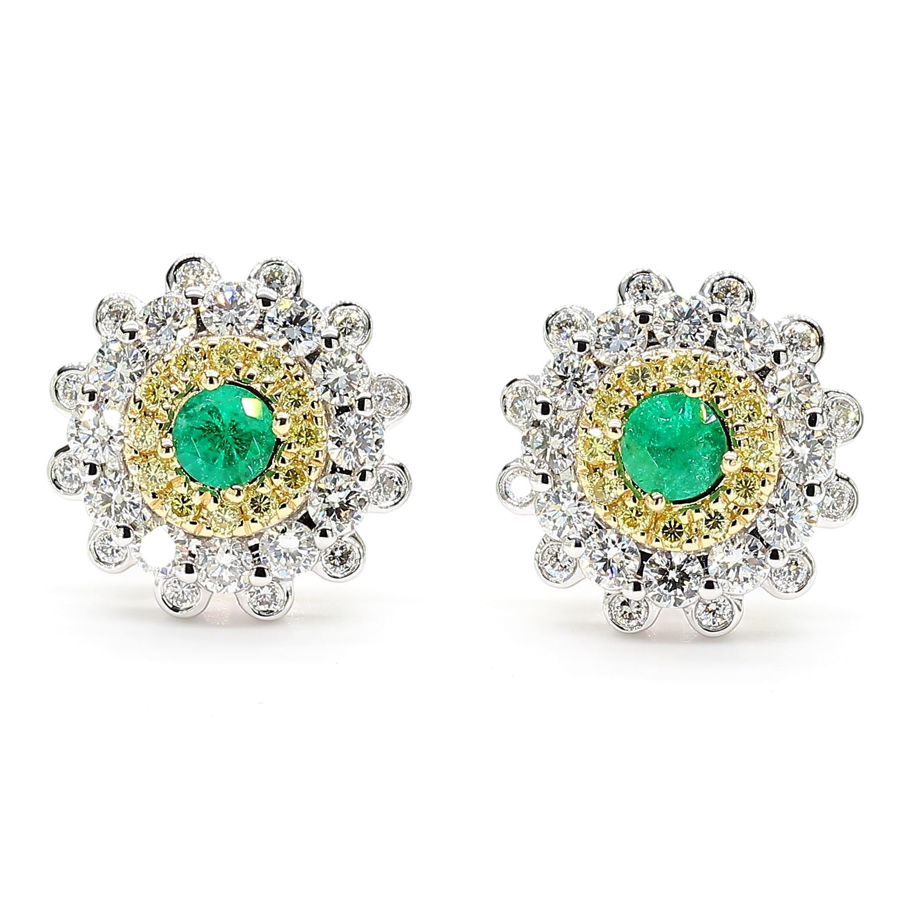 Contemporaneo Orecchini con smeraldo rotondo naturale e diamante da 1.30 carati TW in oro in vendita