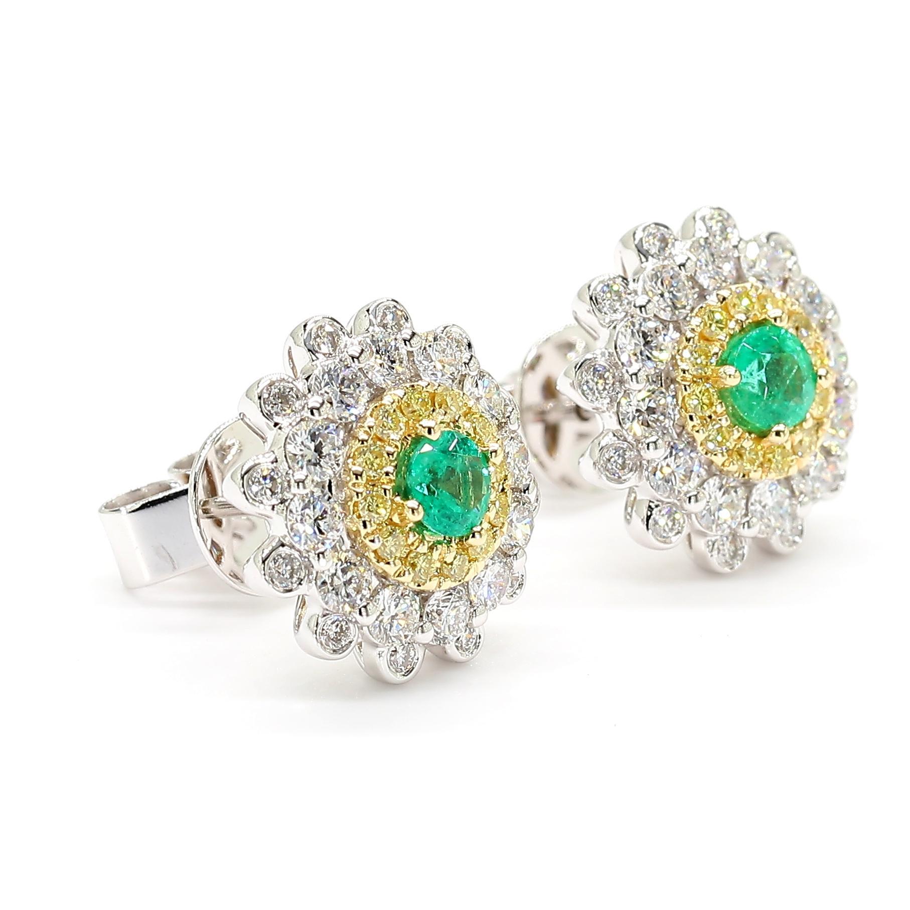 Taglio rotondo Orecchini con smeraldo rotondo naturale e diamante da 1.30 carati TW in oro in vendita