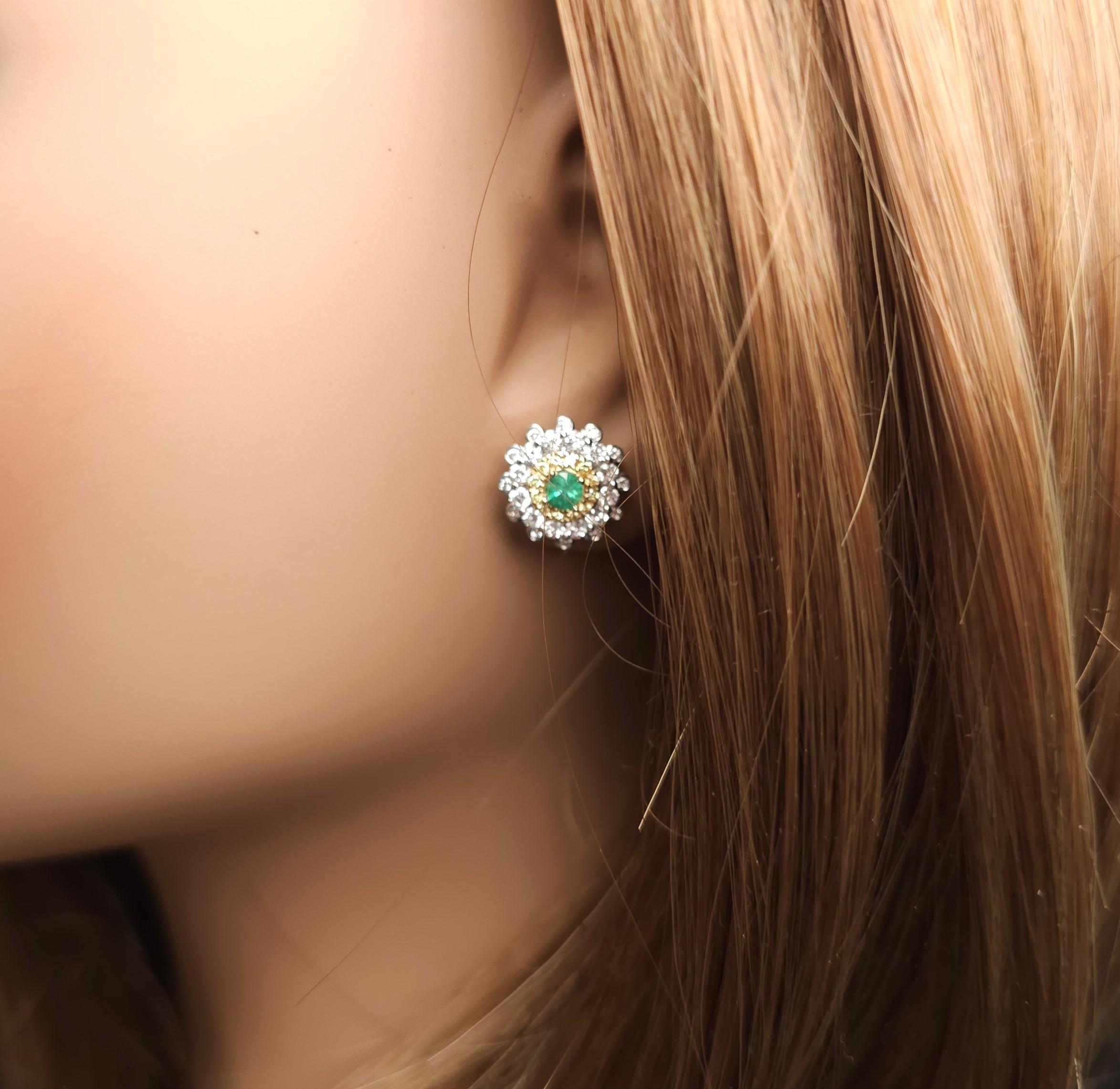 Orecchini con smeraldo rotondo naturale e diamante da 1.30 carati TW in oro In condizioni Nuovo in vendita a New York, NY