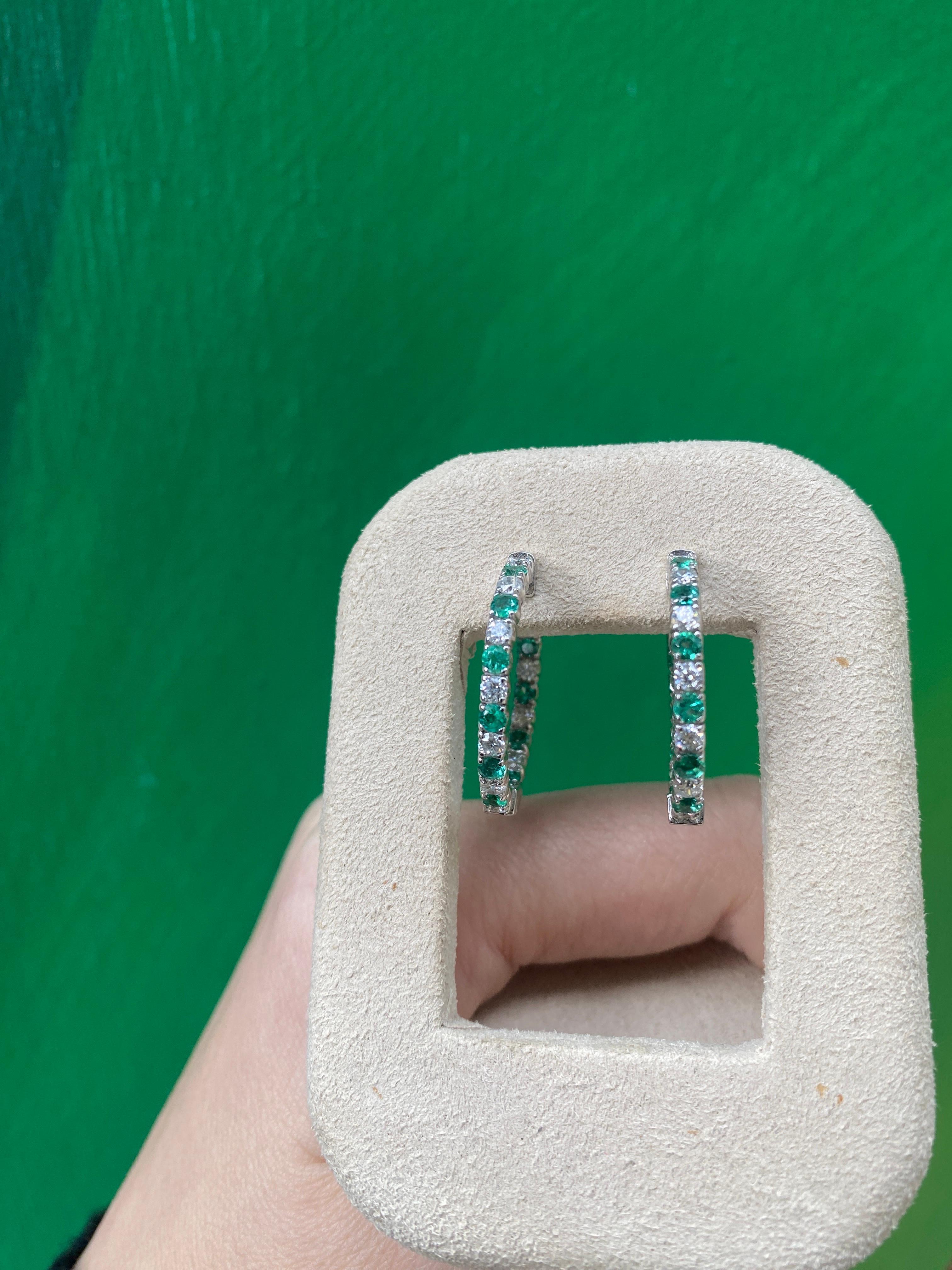 Natürlicher runder Smaragd und runder Diamant Inside Out Creolen im Angebot 1