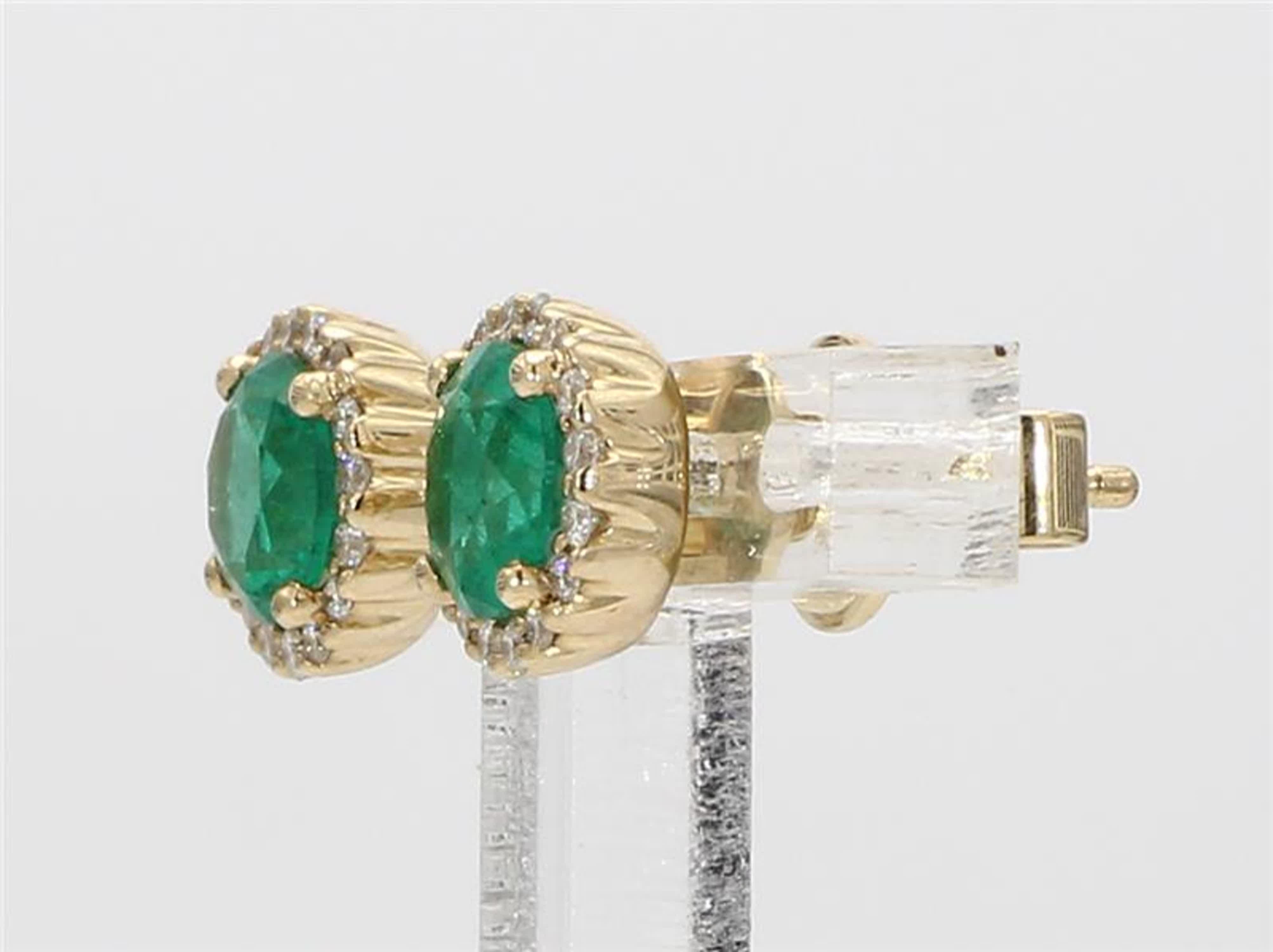 Contemporary Natural Round Emerald and White Diamond 1.24 Carat TW Yellow Gold Stud Earrings For Sale