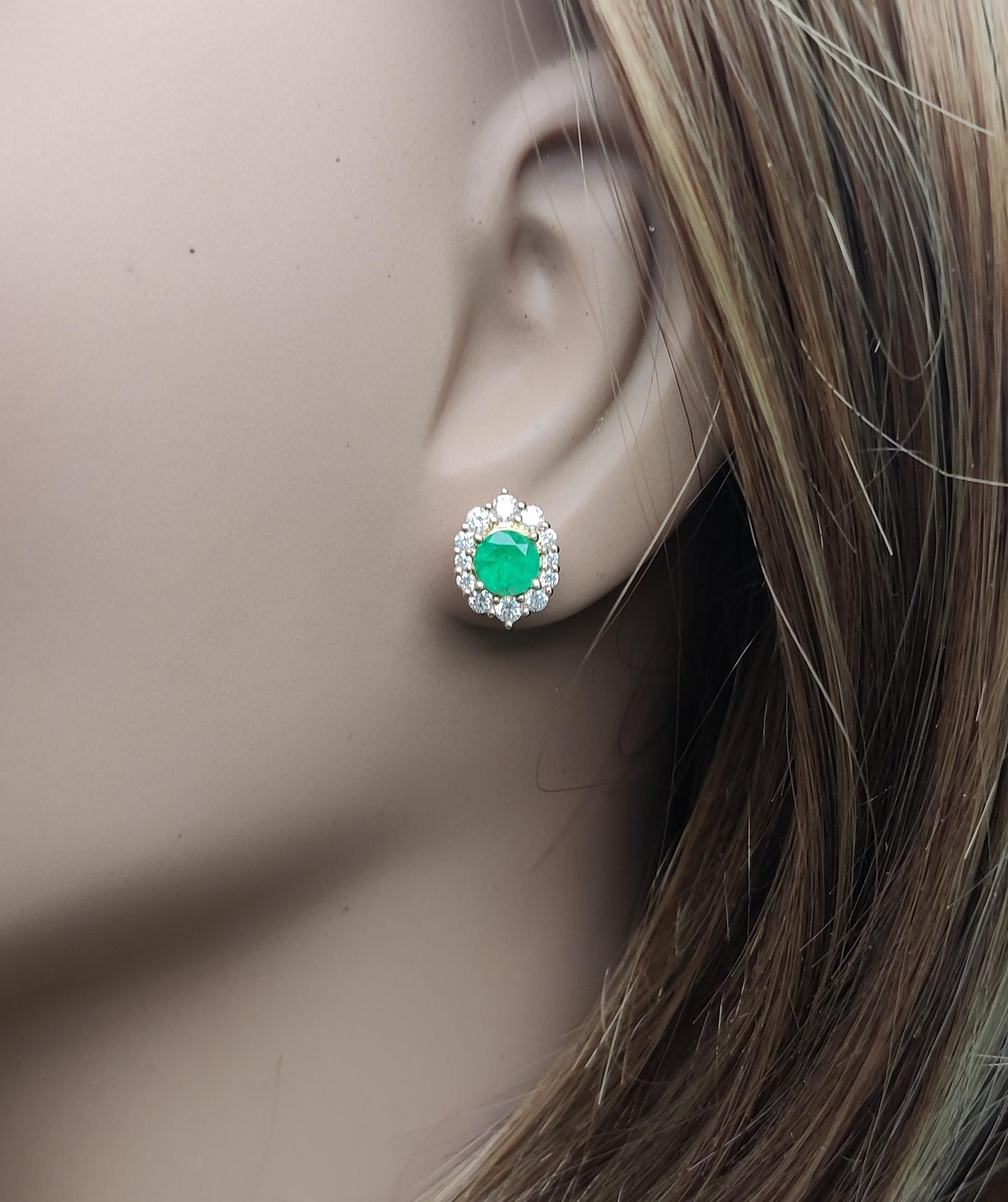 Natural Round Emerald and White Diamond 1.62 Carat TW Gold Stud Earrings In New Condition For Sale In New York, NY