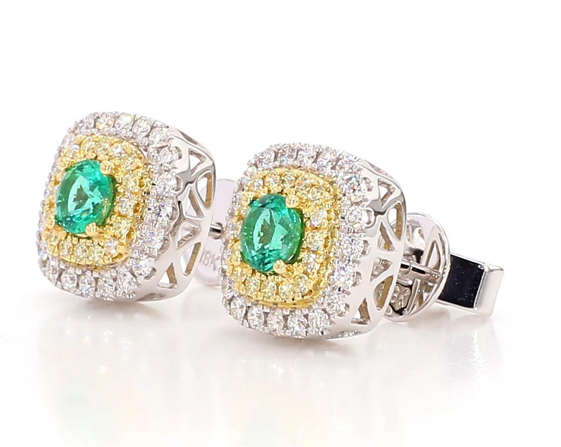 Gli orecchini classici di smeraldo di RareGemWorld. Montato in una splendida montatura in oro giallo e bianco 18 carati con smeraldi verdi naturali a taglio rotondo. Gli smeraldi sono circondati da un diamante bianco naturale rotondo e da un