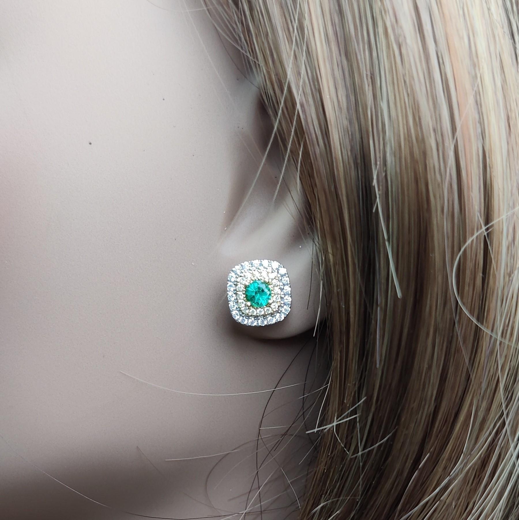Orecchini con smeraldo tondo naturale e diamante bianco da 0,91 carati TW in oro In condizioni Nuovo in vendita a New York, NY