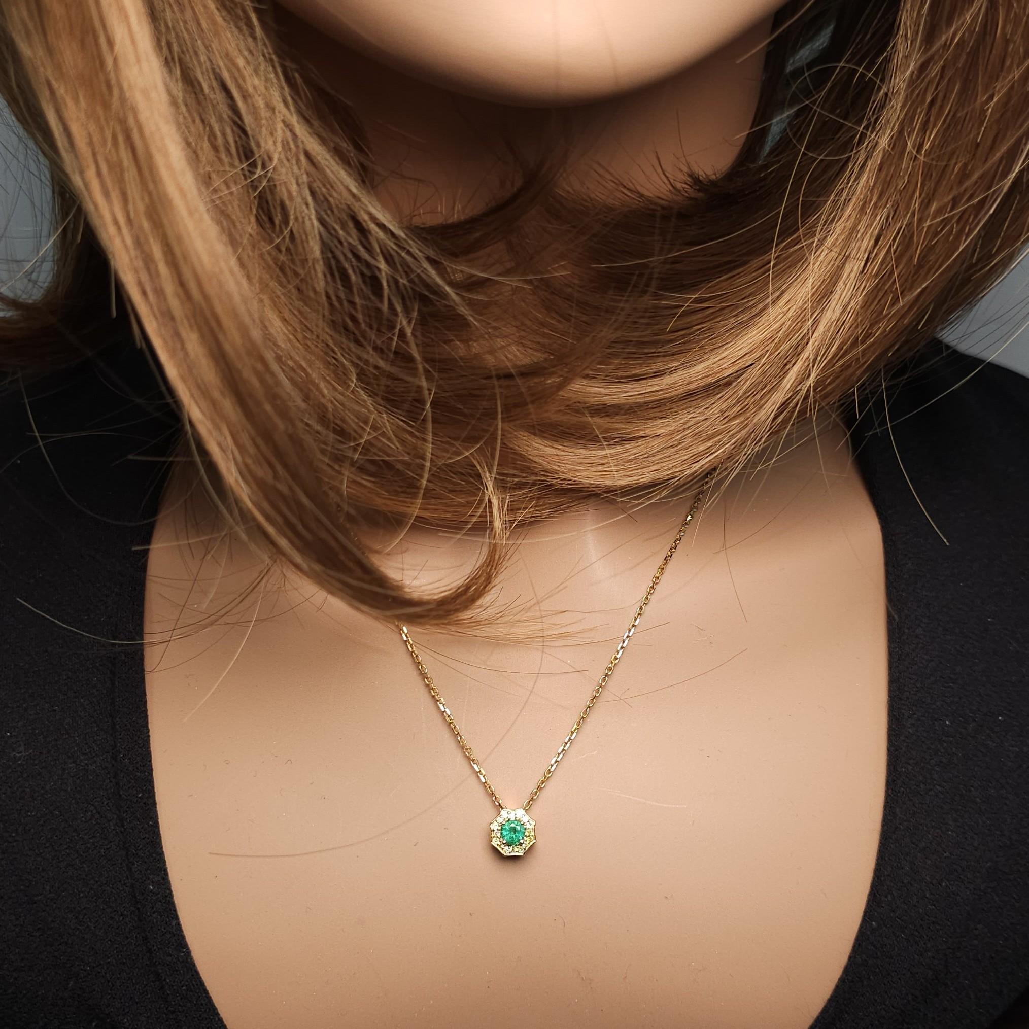 Natural Round Emerald and Yellow Diamond .36 Carat TW Gold Drop Pendant In New Condition For Sale In New York, NY