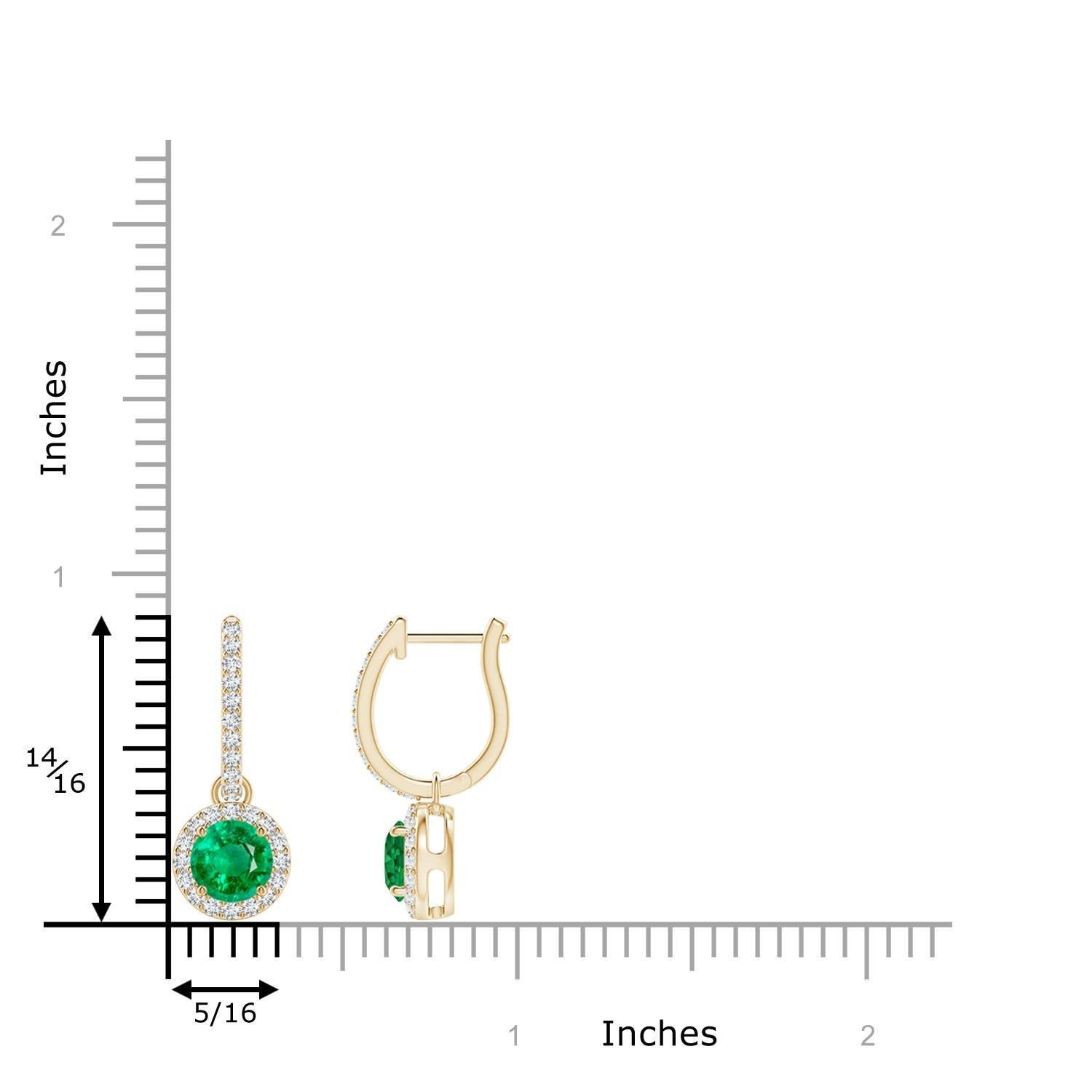Des émeraudes rondes d'un vert luxuriant sont nichées dans un halo scintillant de diamants ronds en serti clos. Les accents de diamant sur l'anneau confèrent une touche d'élégance supplémentaire à ces boucles d'oreilles pendantes en émeraude