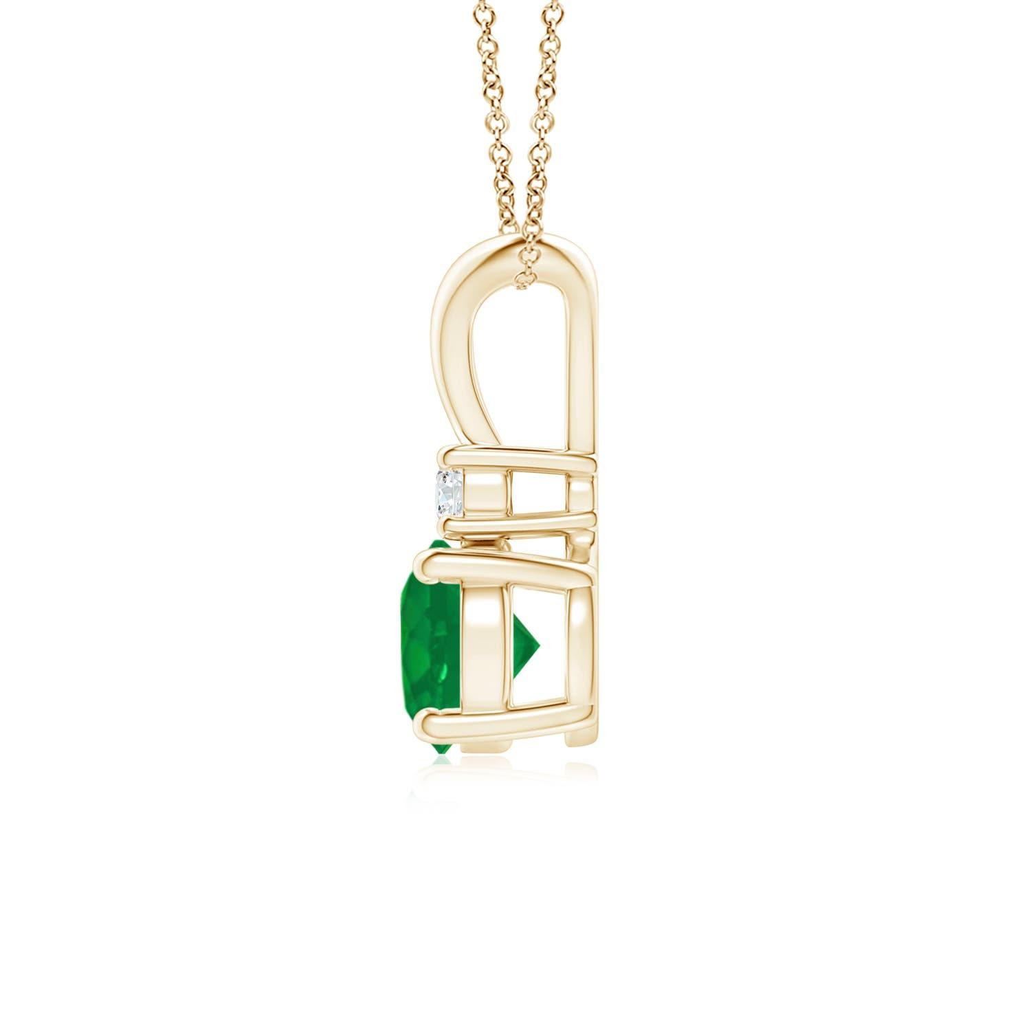 Modern Natural Round 0.75ct Emerald Solitaire Pendant with Diamond in 14K Yellow Gold For Sale