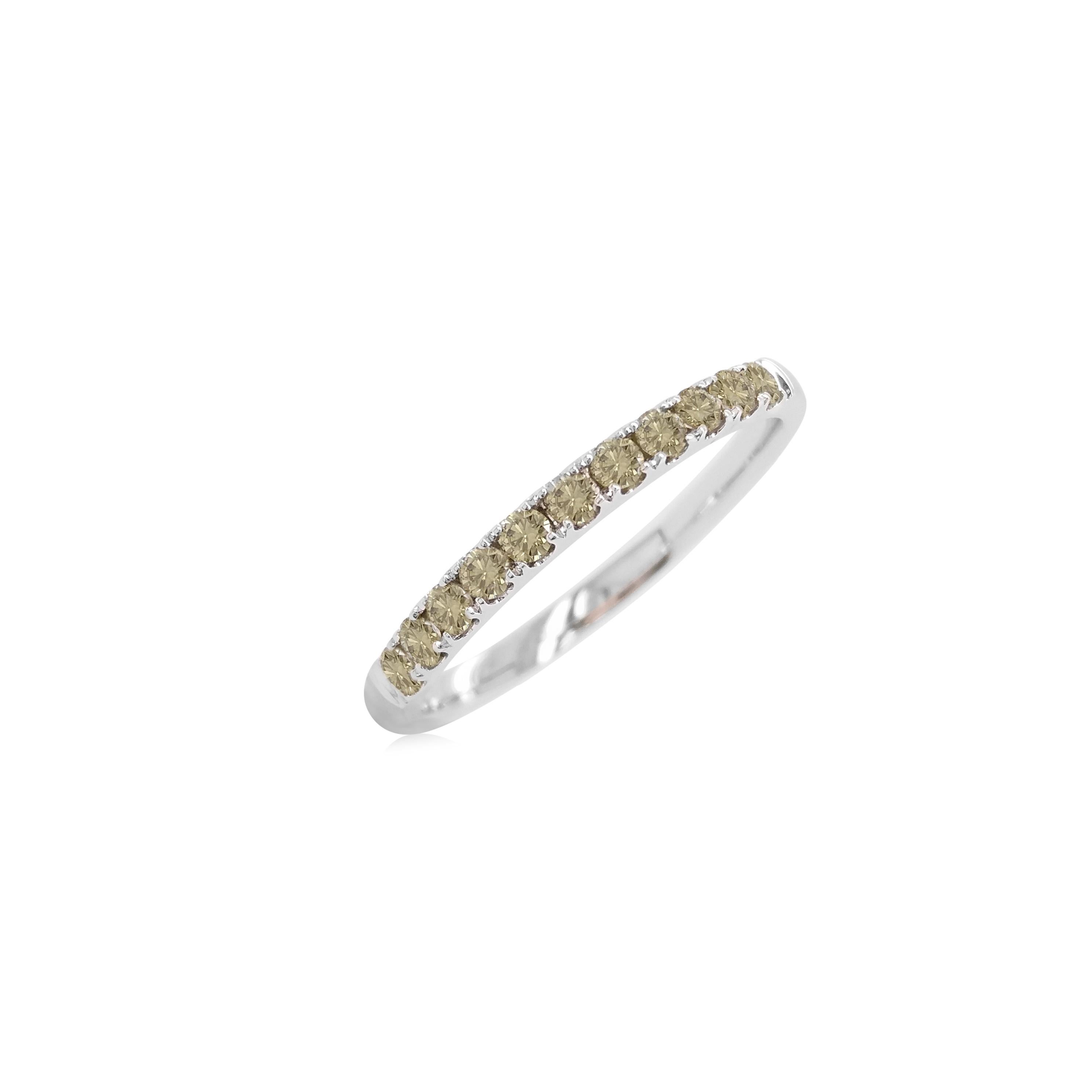 Contemporary Natural Round Green Diamond Band Ring made in 18K Gold For Sale