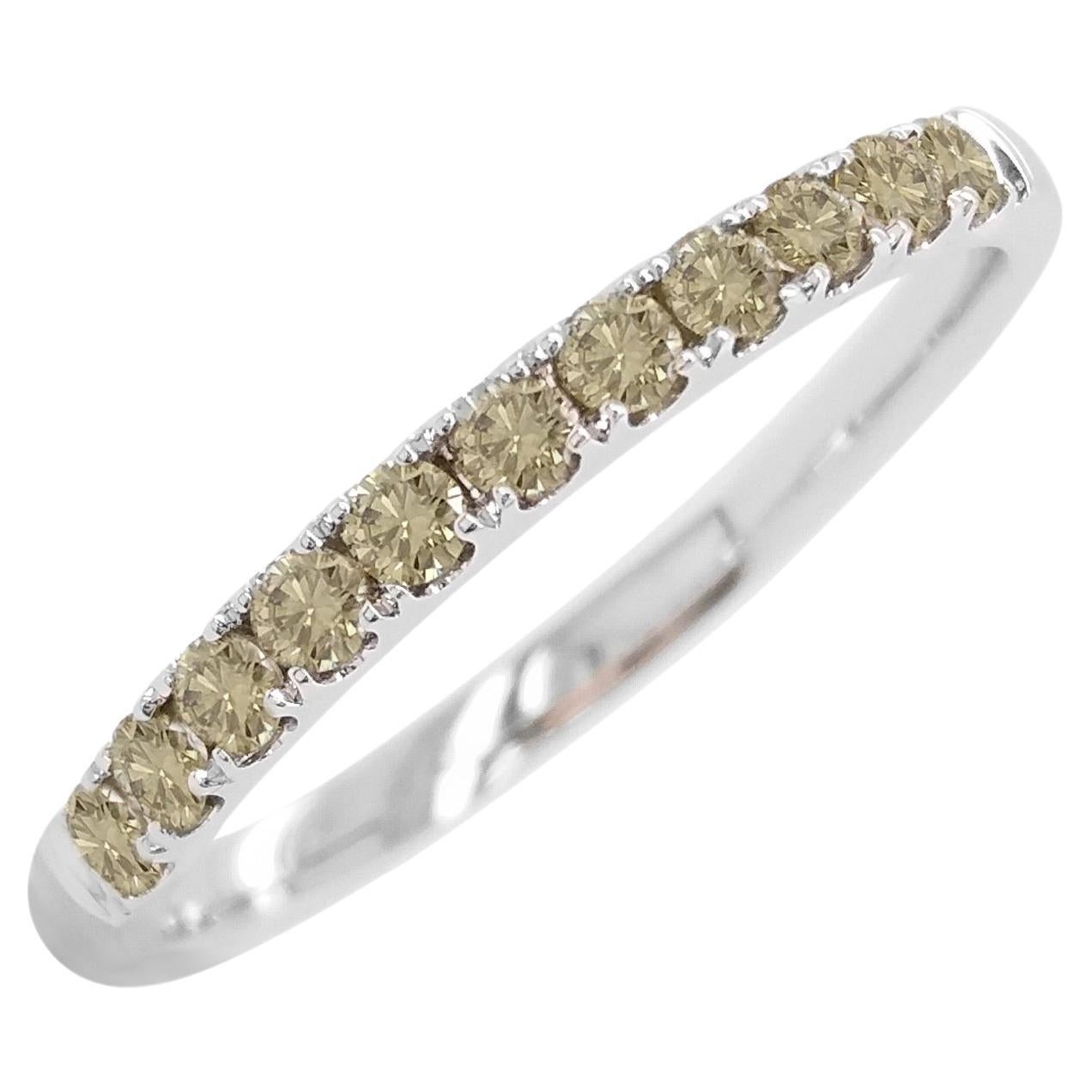Natural Round Green Diamond Band Ring made in 18K Gold For Sale