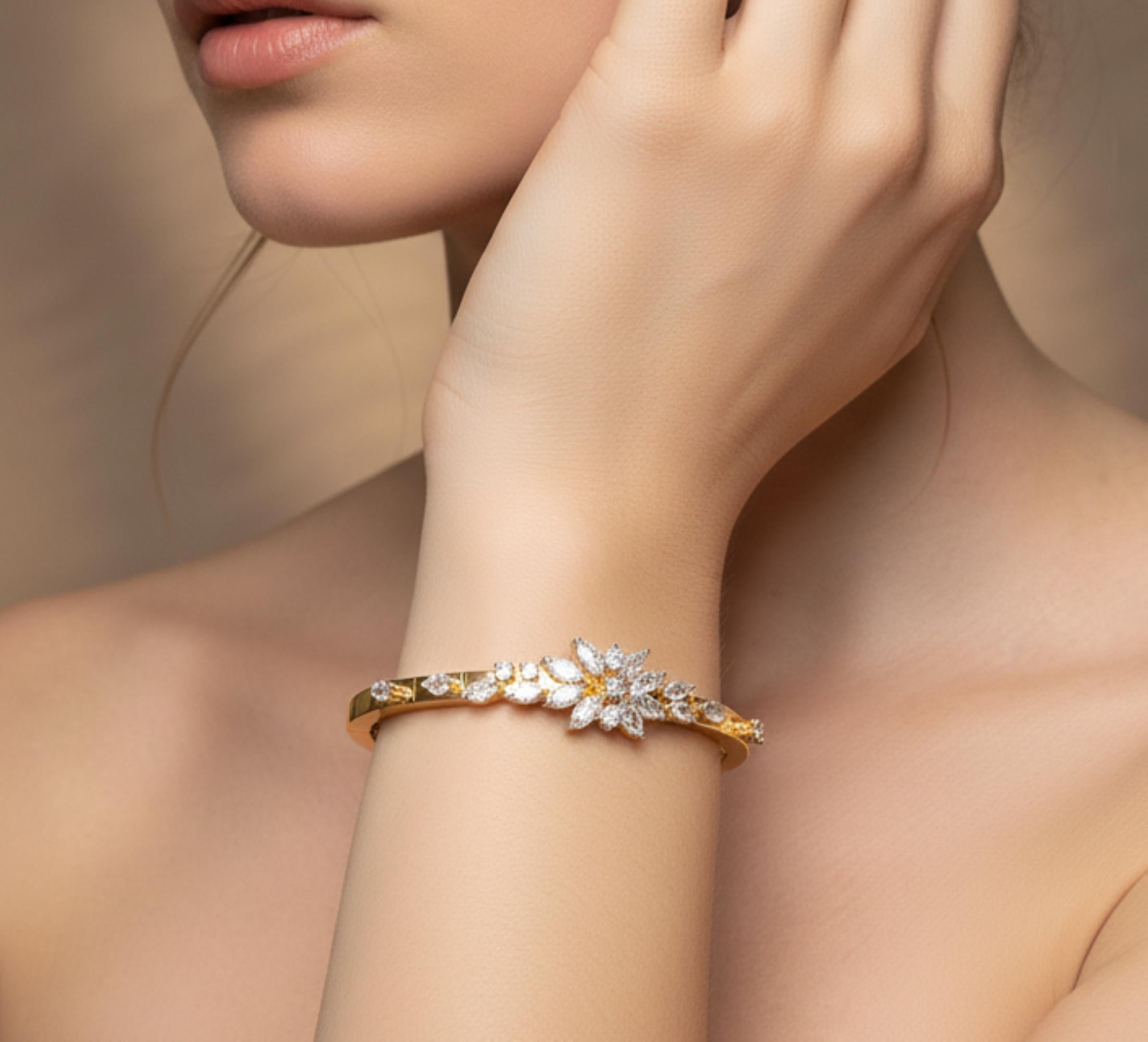 Fabriqué par des artisans qualifiés, ce bracelet est une véritable œuvre d'art, méticuleusement réalisée à la main à la perfection. La monture en or jaune 18 carats constitue la toile de fond idéale pour les diamants éblouissants, dont elle rehausse