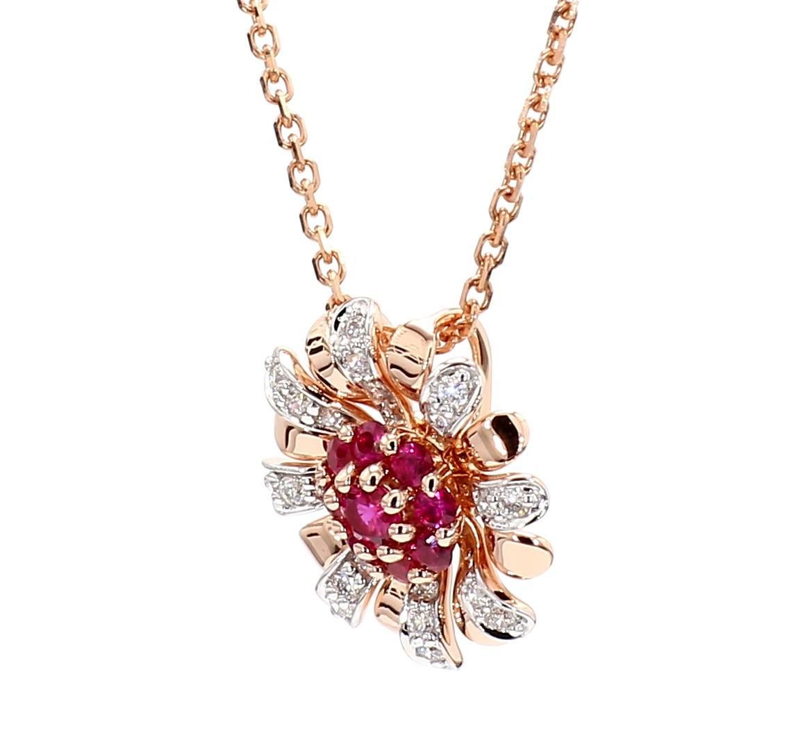 Intrigante colgante de rubí de RareGemWorld. Montada en un precioso engaste de oro rosa de 14 quilates con rubíes rojos naturales de talla redonda. Los rubíes están rodeados de melee de diamantes blancos naturales de talla redonda. Este colgante