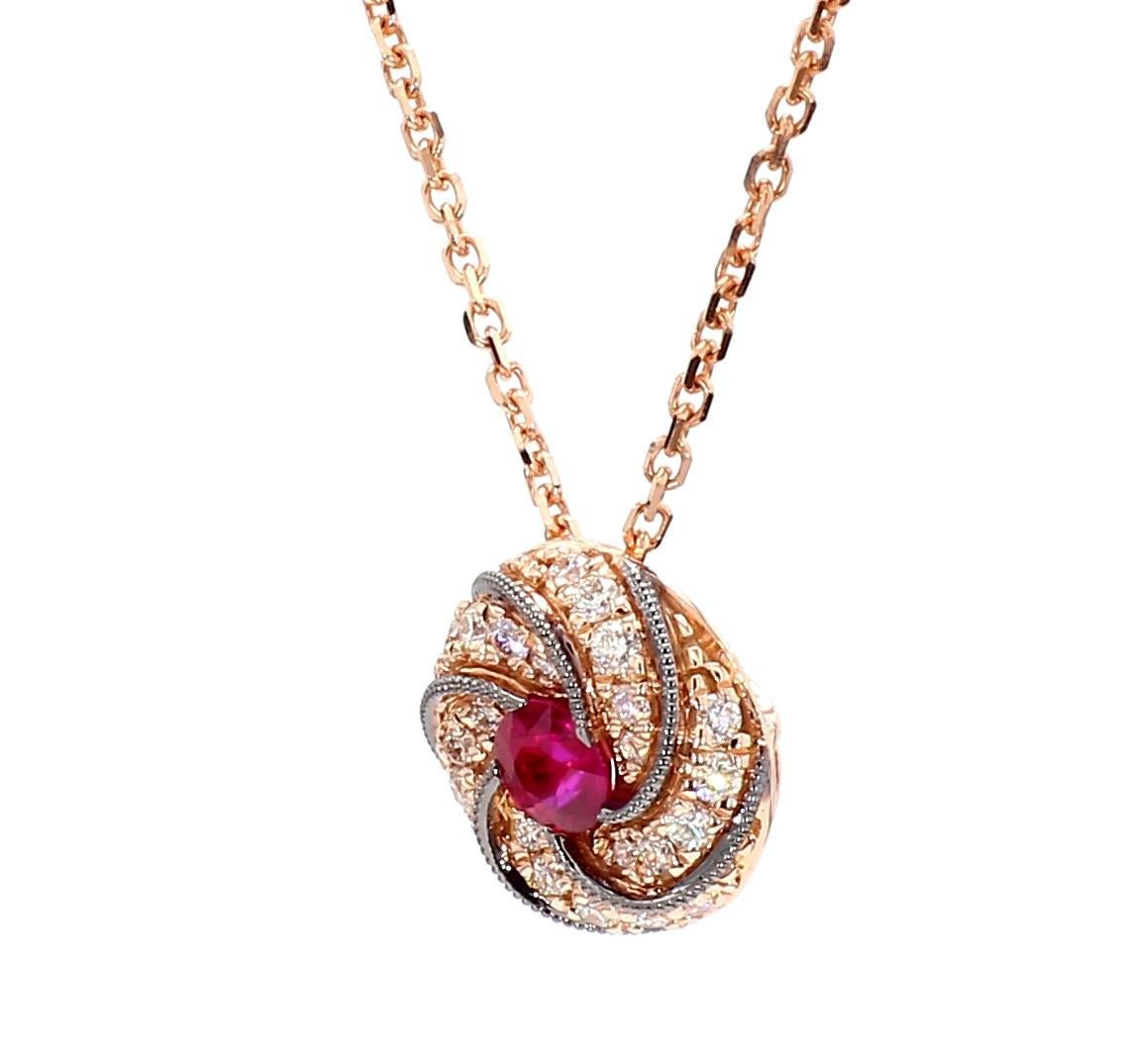 Precioso colgante de rubí de RareGemWorld. Montada en un precioso engaste de oro rosa de 14 quilates con un rubí rojo natural de talla redonda. El rubí está rodeado de melee de diamantes blancos naturales de talla redonda. Este colgante impresionará