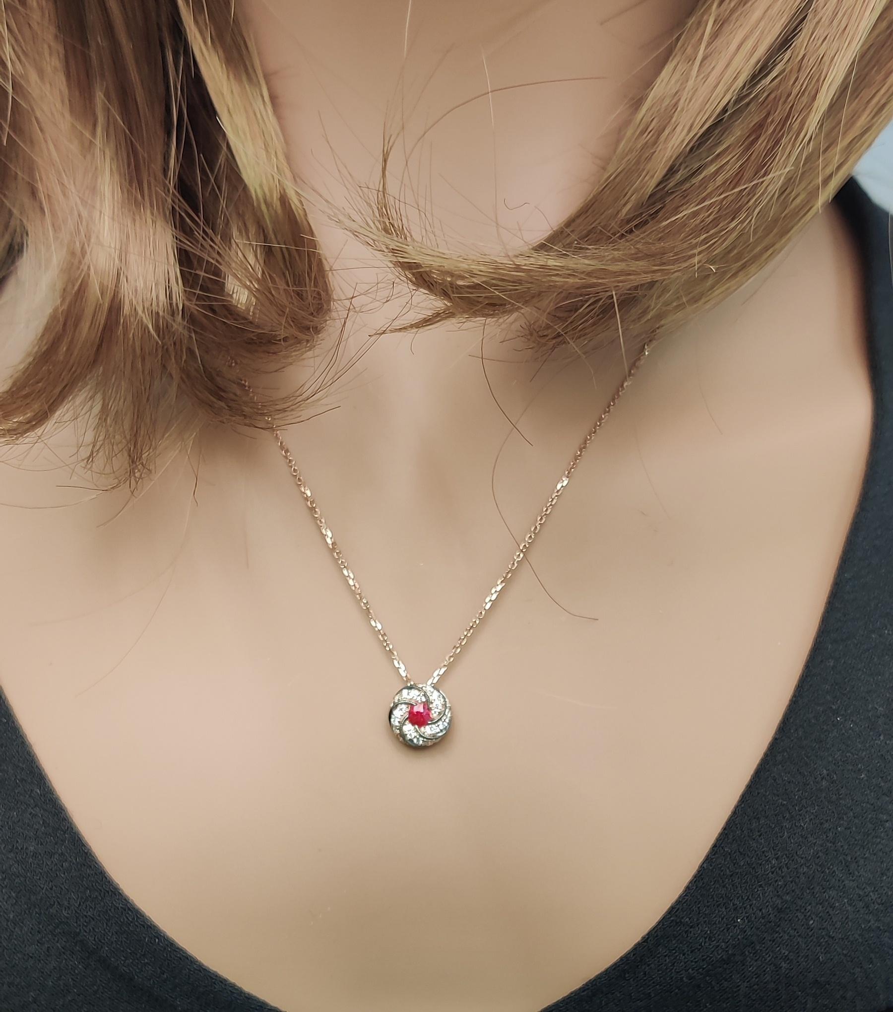 Colgante de oro rosa de 35 quilates TW de rubí rojo redondo natural y diamante blanco en Nuevo estado para la venta en New York, NY