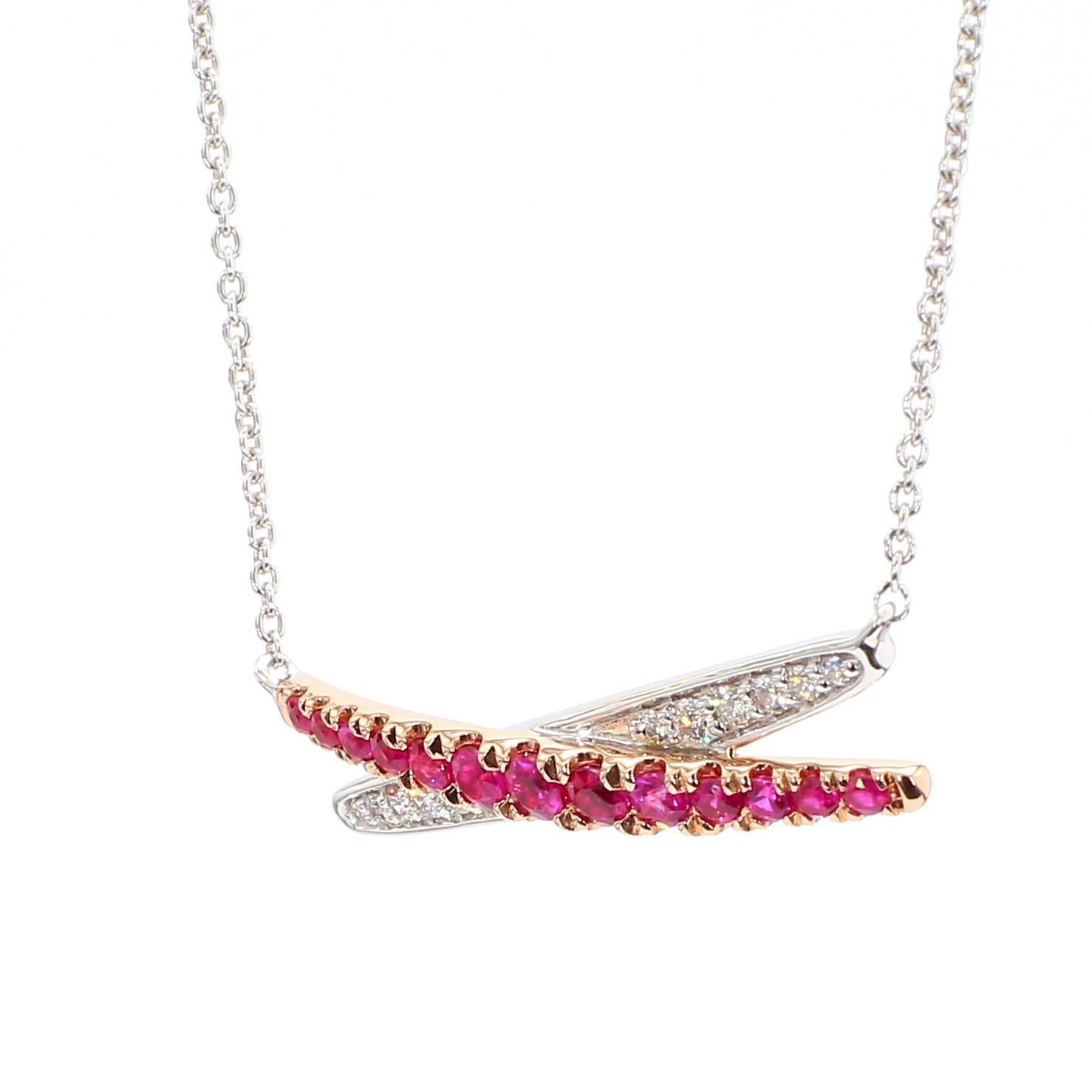 Collar clásico de rubíes de RareGemWorld. Montada en un precioso engaste de oro rosa y blanco de 18 quilates, con un rubí rojo natural de talla redonda complementado por una melee de diamantes blancos naturales de talla redonda. Te garantizamos que