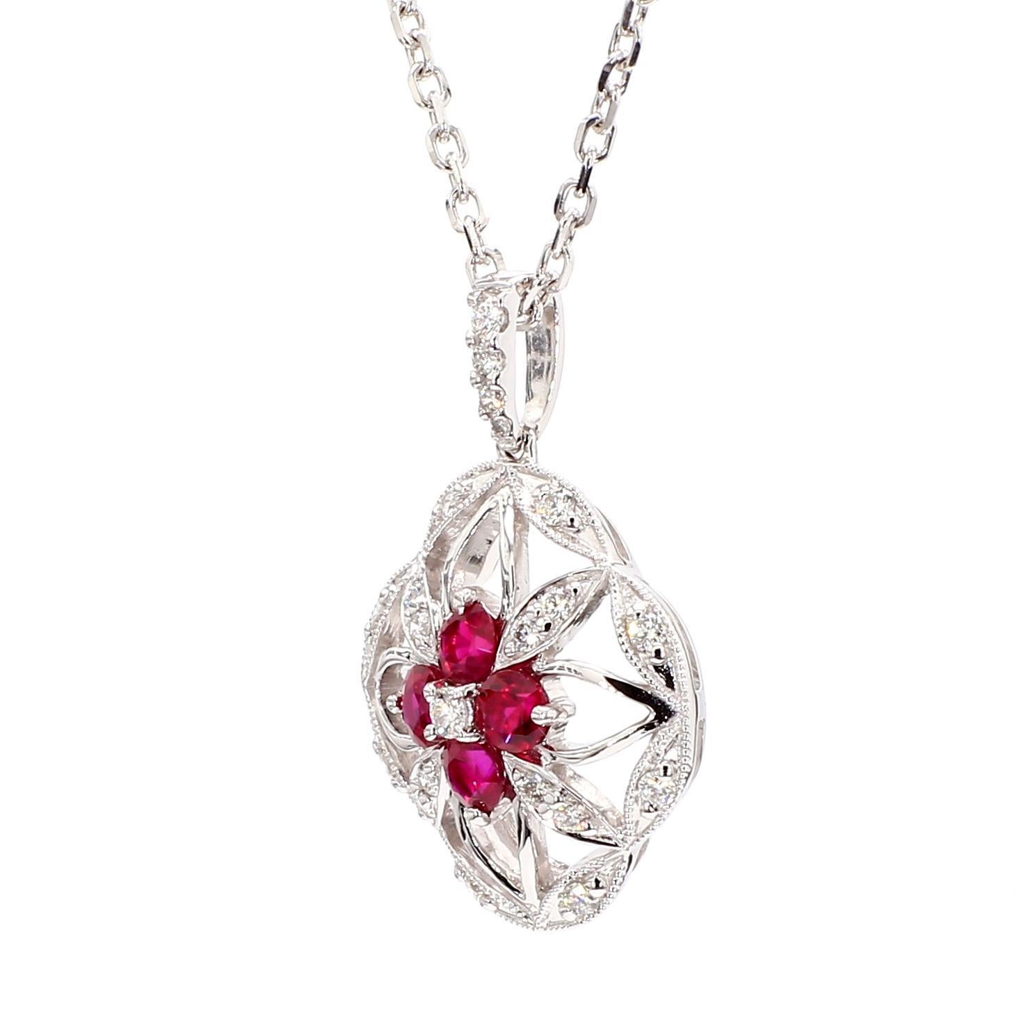 Intrigante colgante de rubí de RareGemWorld. Montada en un precioso engaste de oro blanco de 14 quilates con un rubí rojo natural de talla redonda complementado por una melee de diamantes blancos naturales de talla redonda. Este colgante