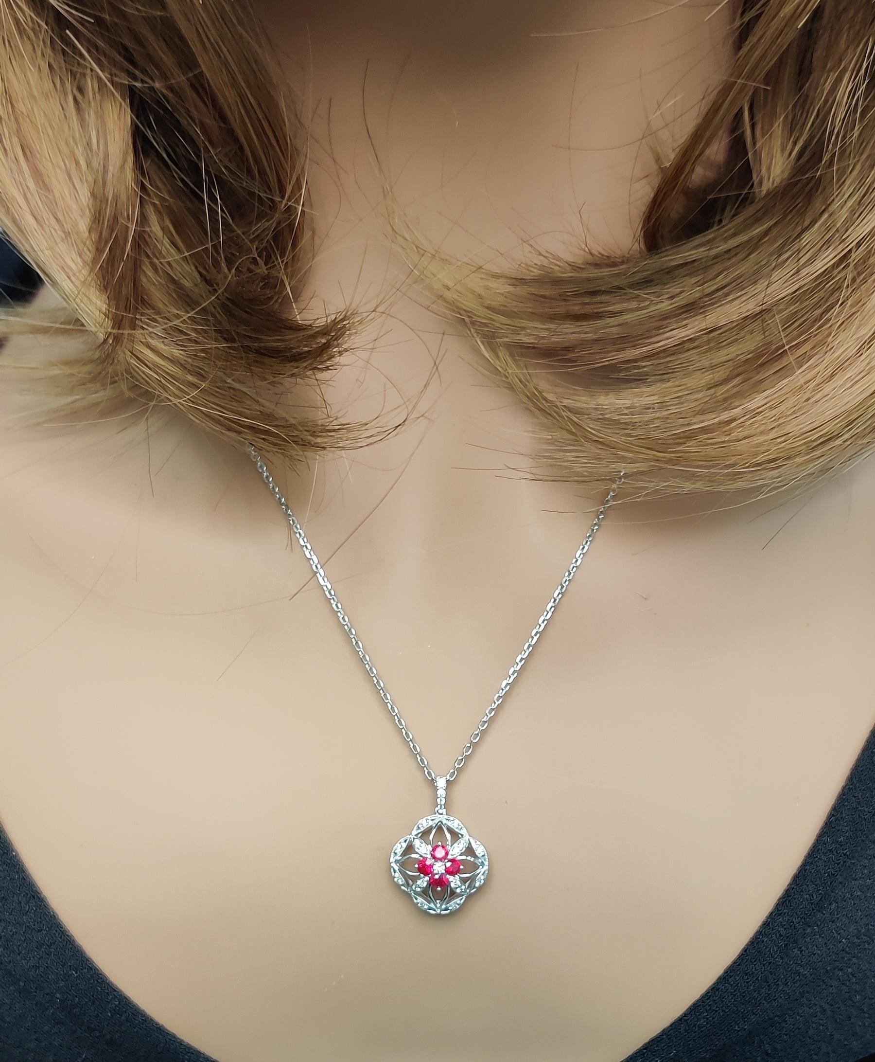 Collar de Oro Blanco con Gota de Rubí Rojo Redondo Natural y Diamante Blanco de 0,62 Quilates TW en Nuevo estado para la venta en New York, NY