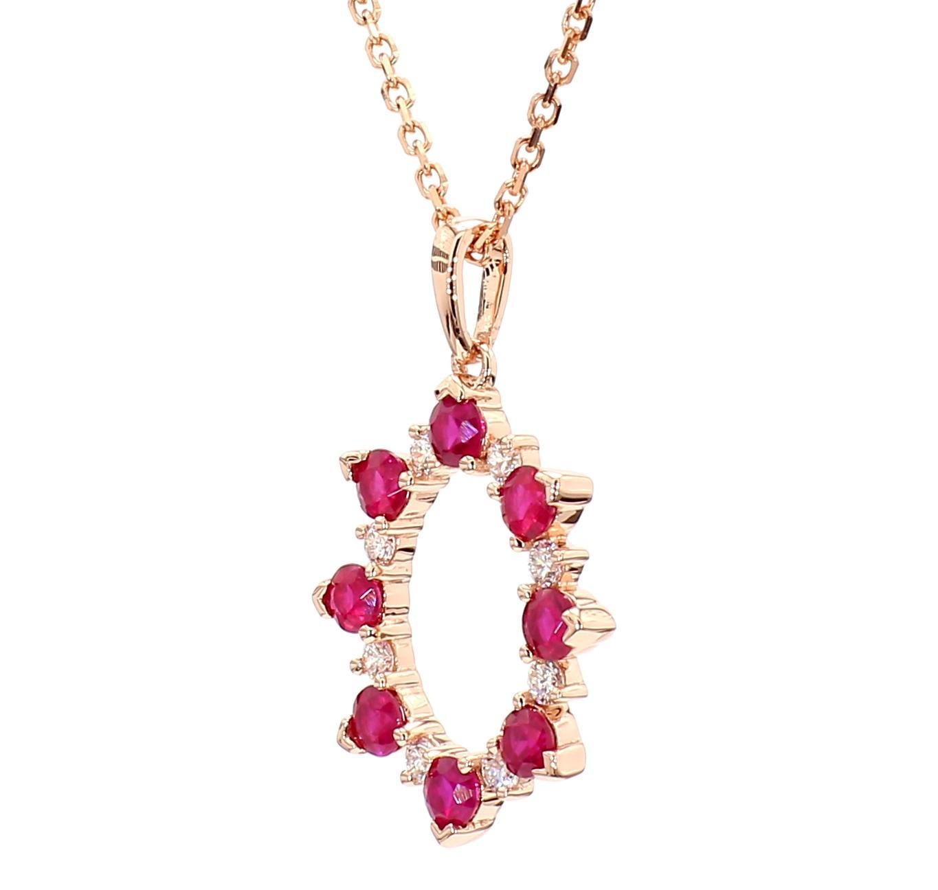Il bellissimo ciondolo con rubino di RareGemworld. Montato in una splendida montatura in oro rosa 14K con rubino rosso naturale a taglio rotondo. I rubini sono circondati da una mischia di diamanti bianchi naturali a taglio rotondo. Questo ciondolo