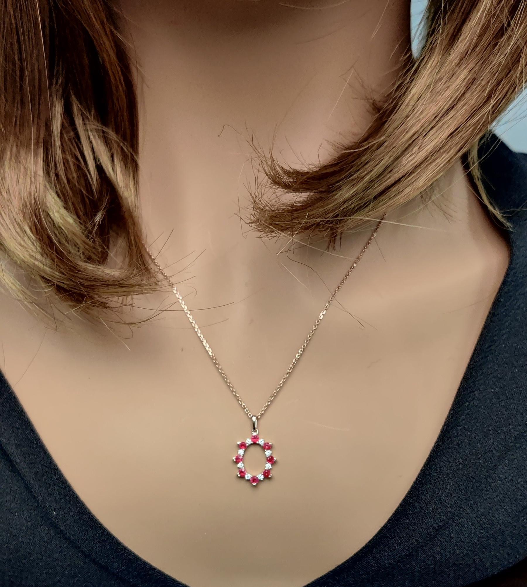 Ciondolo in oro rosa con rubino rosso rotondo naturale e diamante bianco da 70 carati TW In condizioni Nuovo in vendita a New York, NY