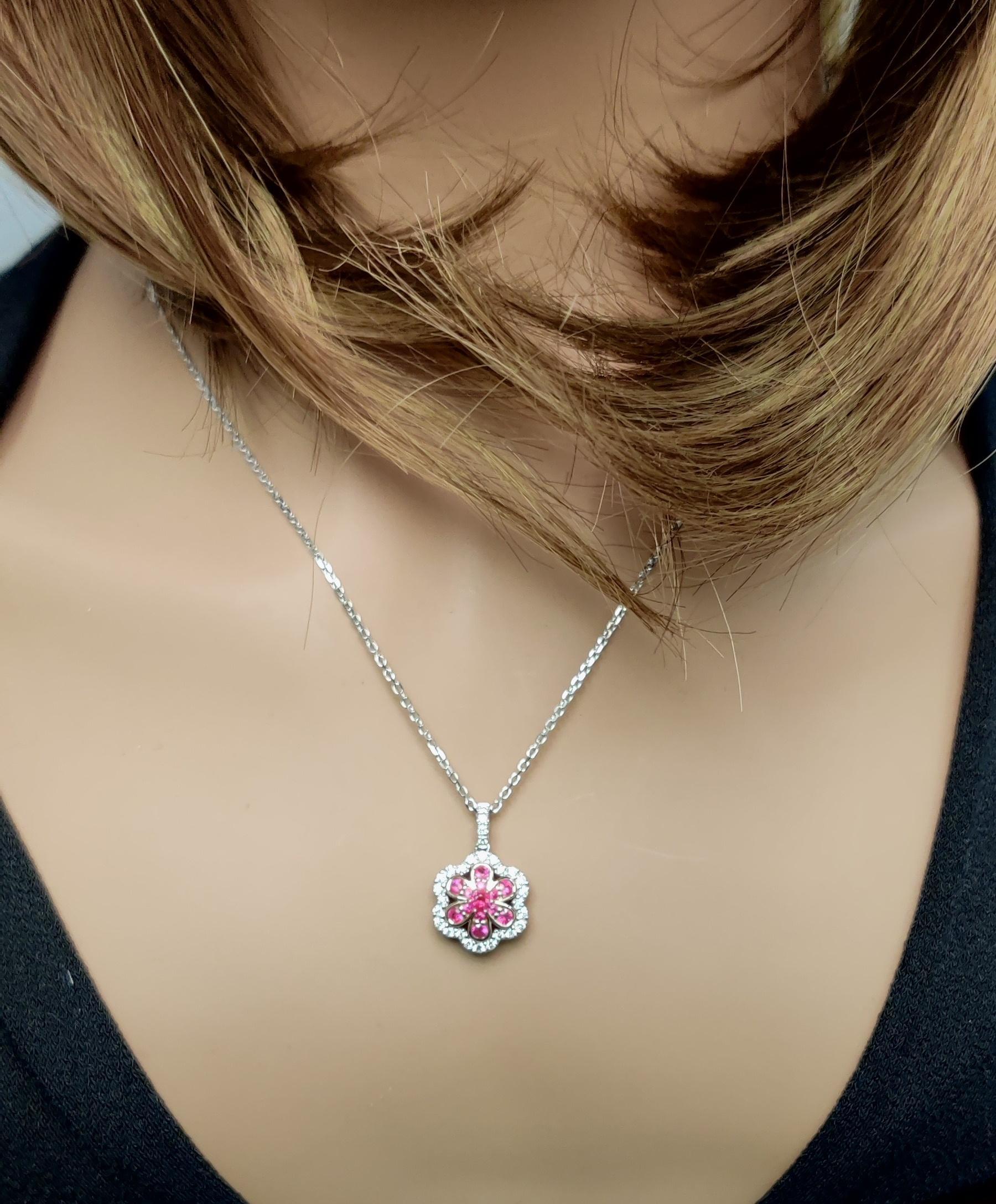Colgante de gota de oro de 77 quilates TW de rubí rojo redondo natural y diamante blanco en Nuevo estado para la venta en New York, NY