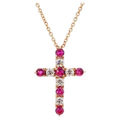 Colgante en forma de cruz de oro rosa con rubí rojo redondo natural y diamante blanco de 0,83 quilates TW