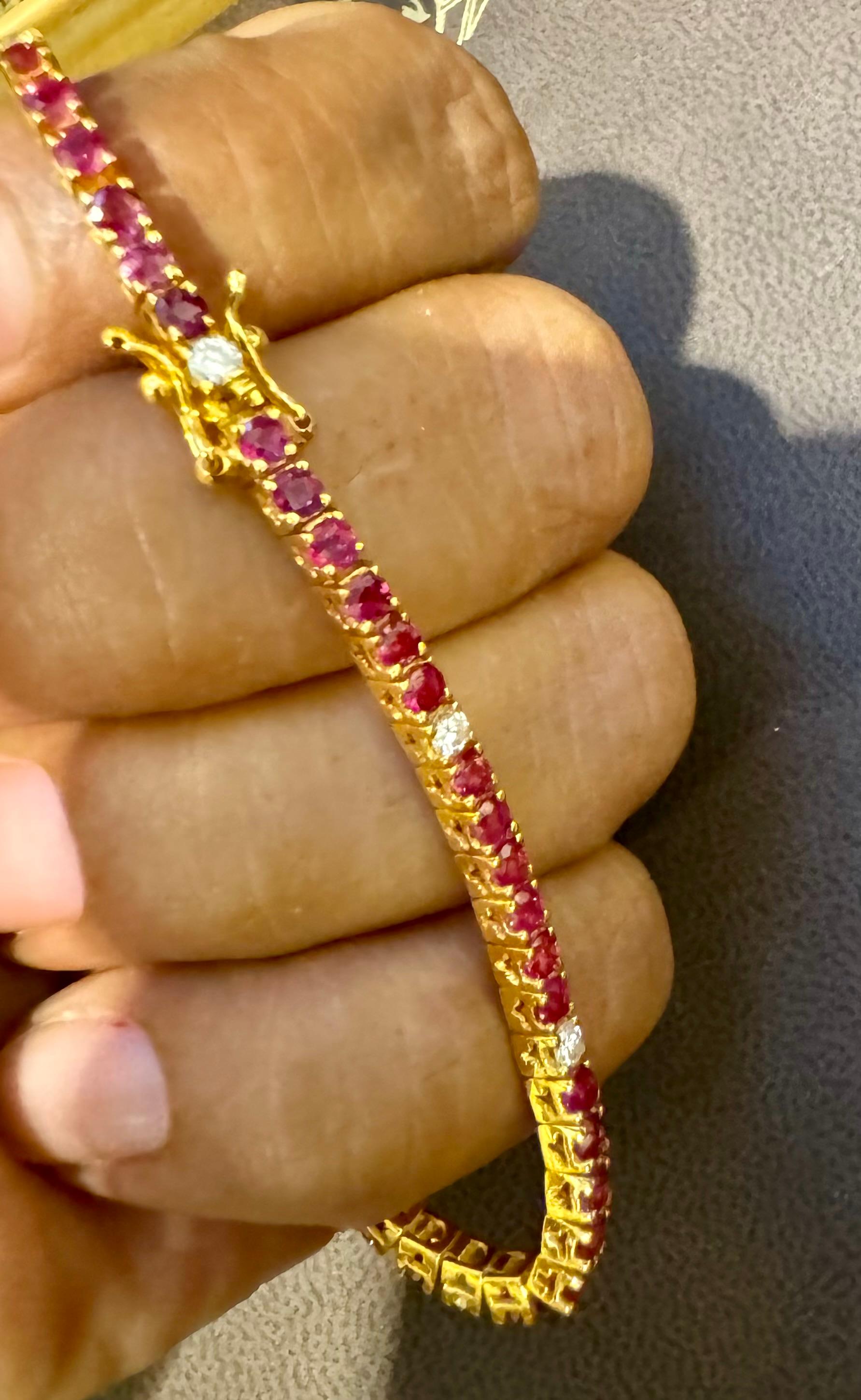**Pulsera de Tenis de Rubí Redondo Natural y Diamantes en Oro Amarillo de 14 Kilates**

Este exquisito brazalete de tenis está engastado con garras que muestran maravillosamente los rubíes redondos naturales, elegantemente complementados por