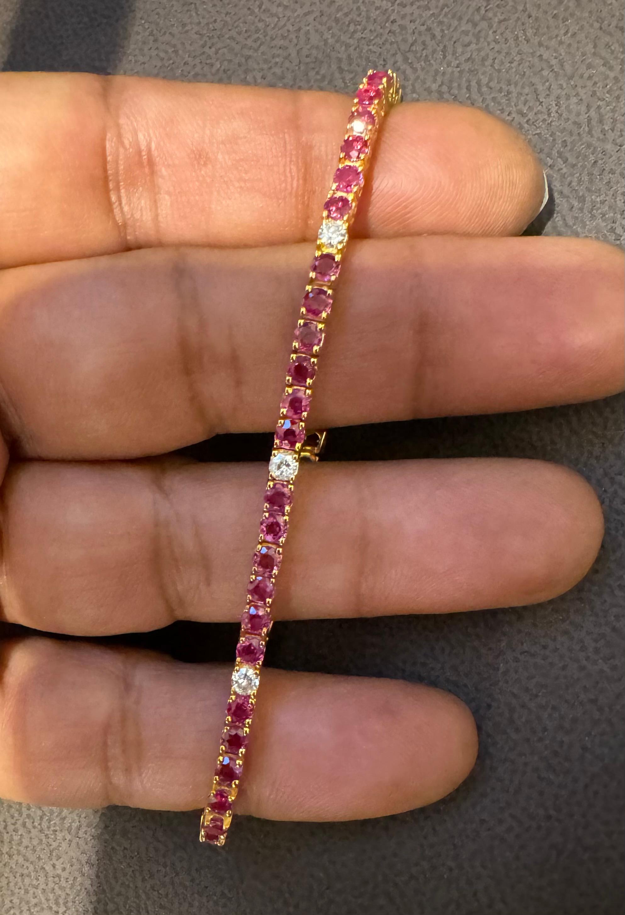 Brazalete de tenis de oro amarillo de 14 quilates con rubí redondo natural y diamantes 6,75 pulgadas en Excelente estado para la venta en New York, NY