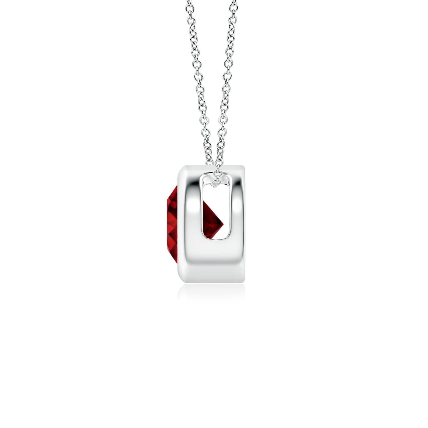 El bello diseño de este colgante clásico de rubí solitario hace que la piedra central parezca flotar sobre la cadena. La gema de color rojo púrpura está sujeta en un engaste de bisel. Elaborado en platino, este deslumbrante colgante de rubí redondo
