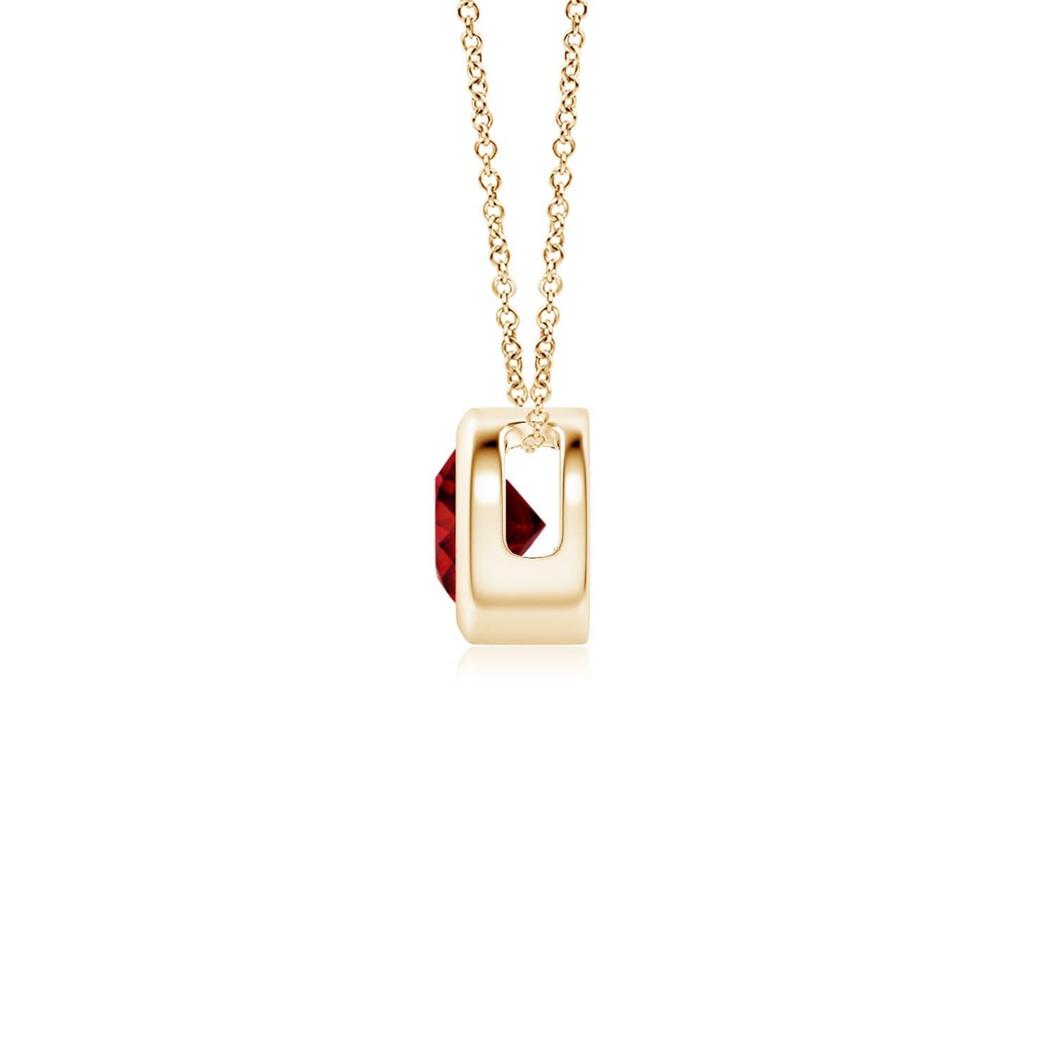 El bello diseño de este colgante clásico de rubí solitario hace que la piedra central parezca flotar sobre la cadena. La gema de color rojo púrpura está sujeta en un engaste de bisel. Elaborado en platino, este deslumbrante colgante de rubí redondo