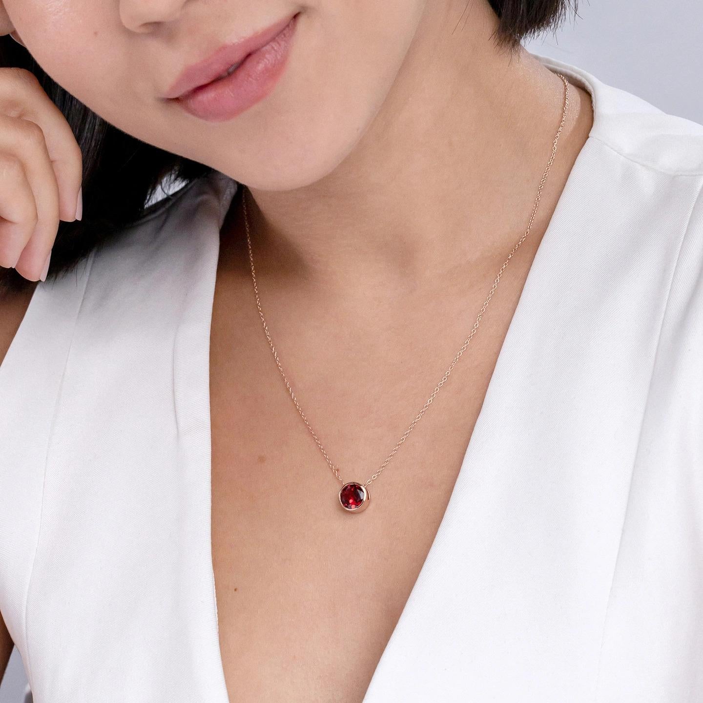 Colgante solitario de rubí redondo natural en platino (Tamaño-6 mm) en Nuevo estado para la venta en Los Angeles, CA