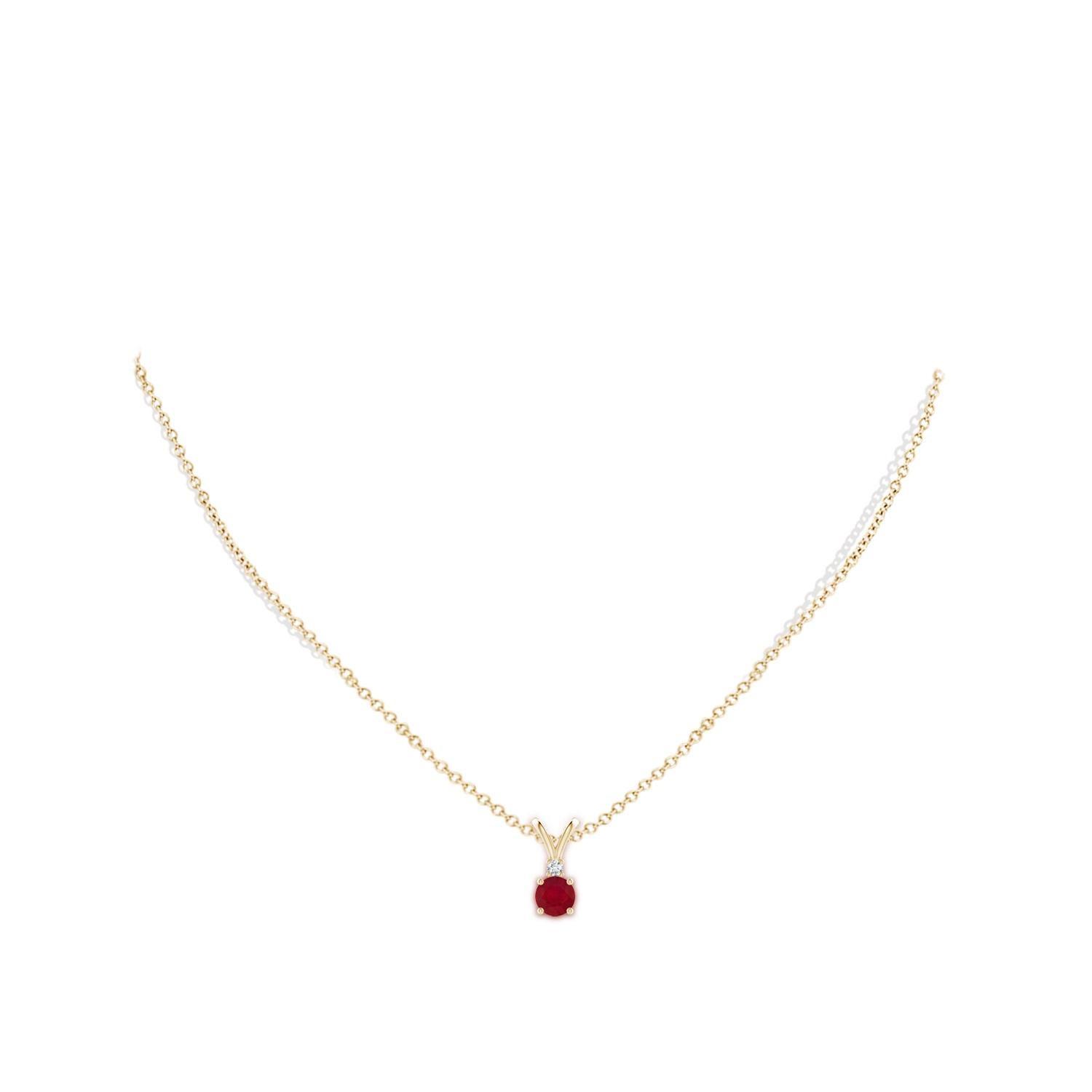 Taille ronde ANGARA Pendentif solitaire en or jaune avec rubis rond naturel de 0,60 carat et diamants en vente