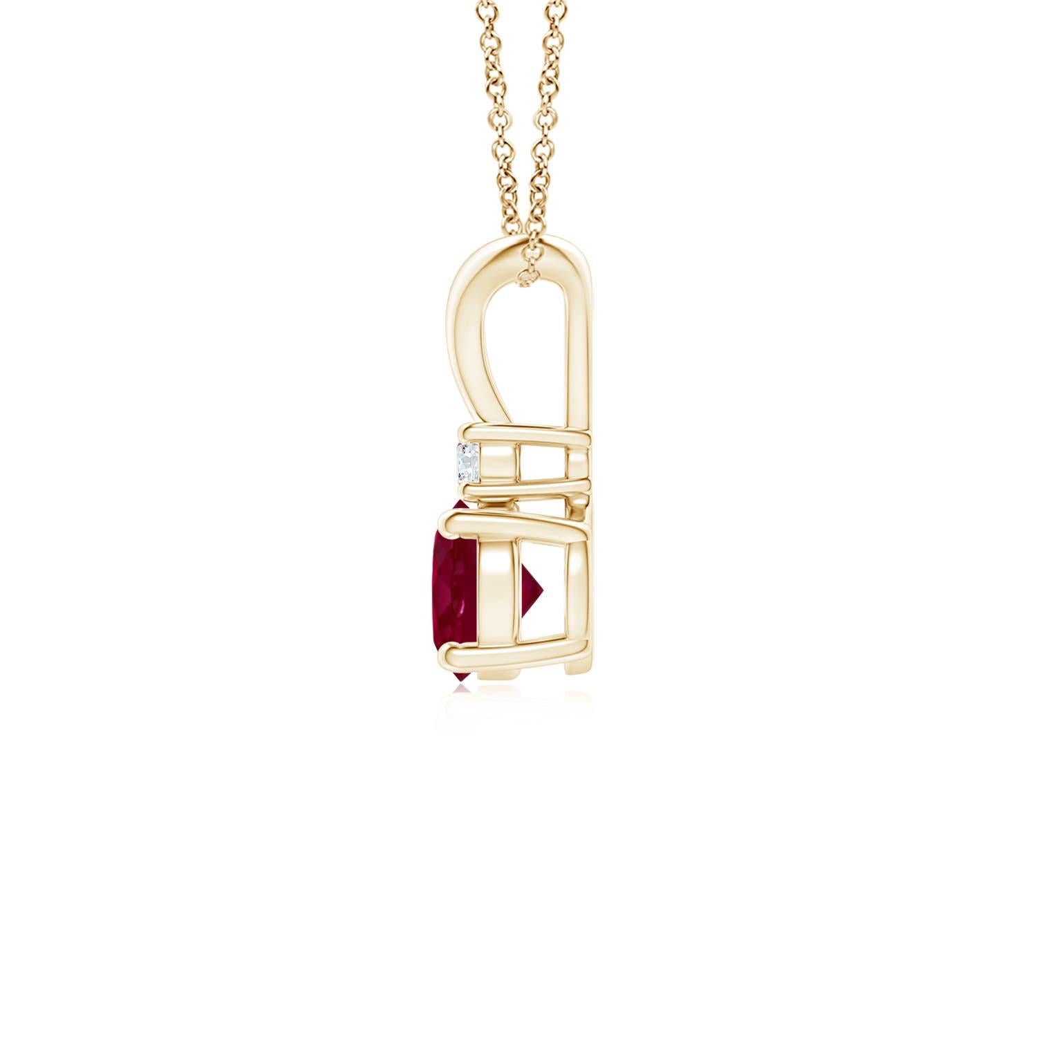 Este colgante de rubí engastado con cuatro garras muestra la mezcla perfecta de estilo y belleza. Un brillante diamante sobre la gema rojo púrpura realza su encanto. Este colgante clásico de rubí solitario con un pulido en V está ingeniosamente