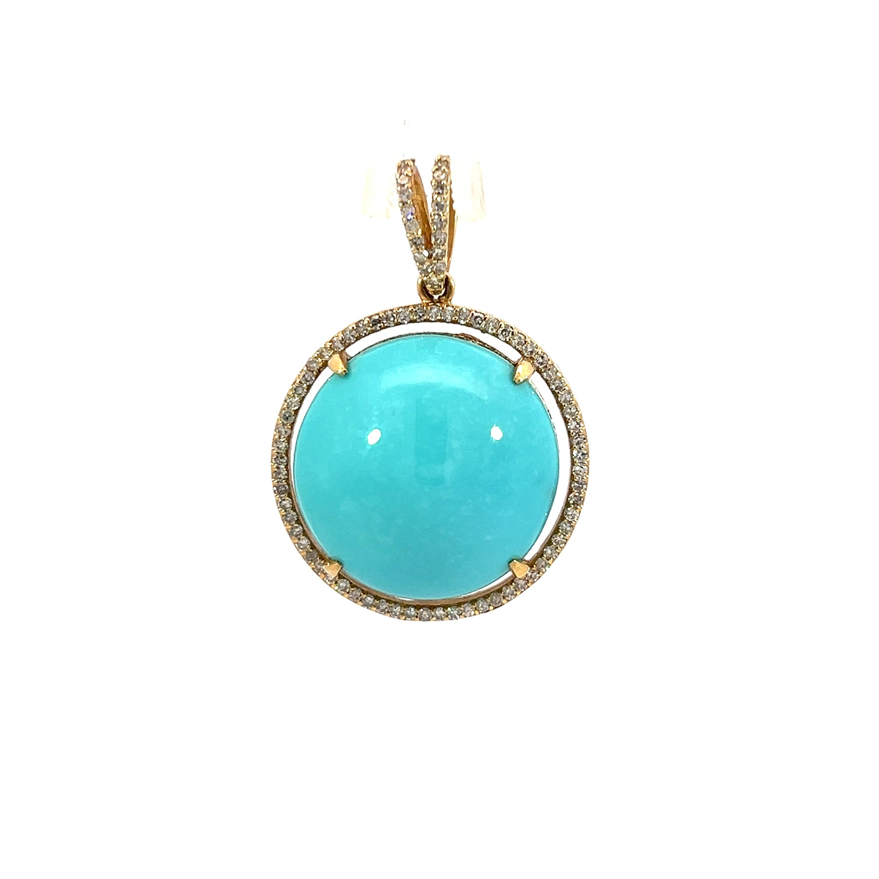 Una splendida gemma di turchese da 25,01 carati incastonata in una delicata montatura in oro giallo da 14 carati adorna questo magnifico pendente. I diamanti scintillanti da 0,53 carati che circondano la tonalità vibrante della pietra creano un