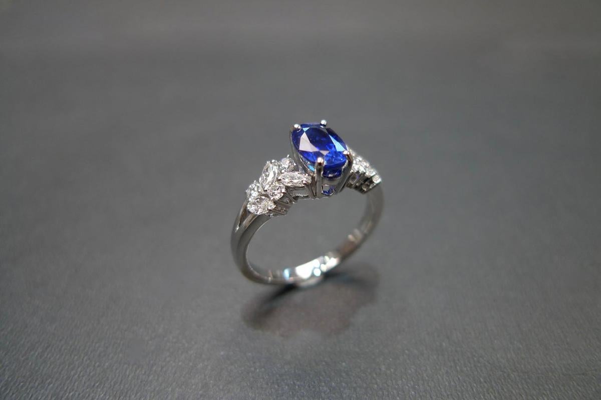 En vente :  Bague de fiançailles en saphir bleu royal naturel de forme ovale et diamant marquise 10