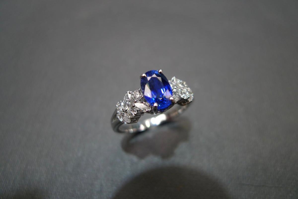 En vente :  Bague de fiançailles en saphir bleu royal naturel de forme ovale et diamant marquise 11