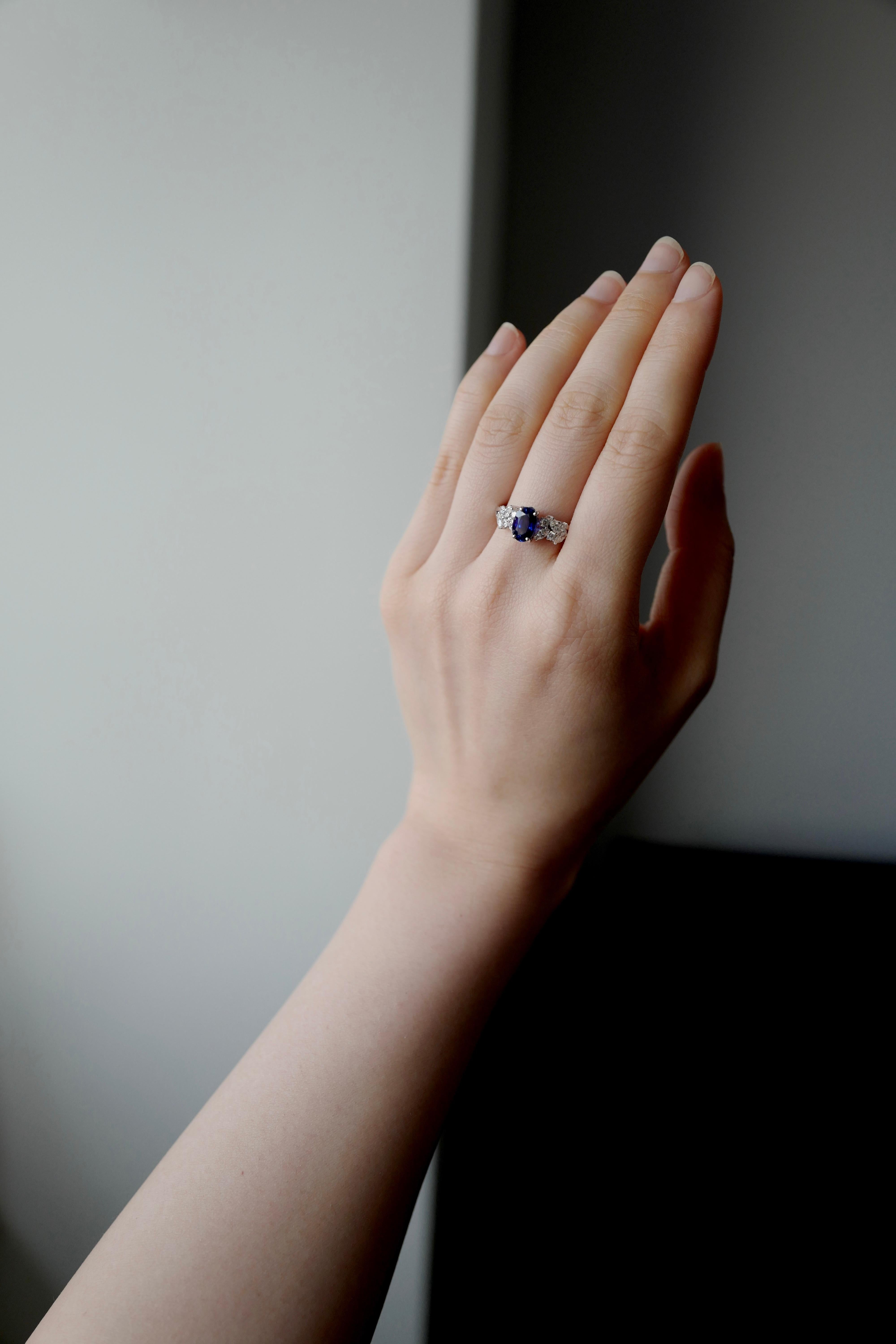 En vente :  Bague de fiançailles en saphir bleu royal naturel de forme ovale et diamant marquise 2