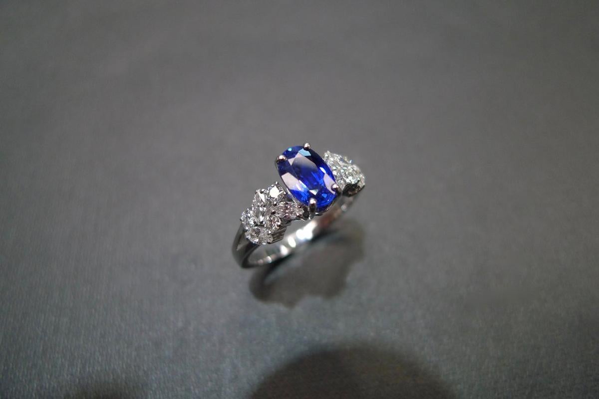 En vente :  Bague de fiançailles en saphir bleu royal naturel de forme ovale et diamant marquise 3