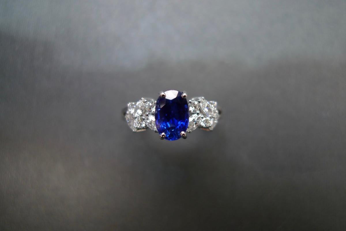 En vente :  Bague de fiançailles en saphir bleu royal naturel de forme ovale et diamant marquise 4
