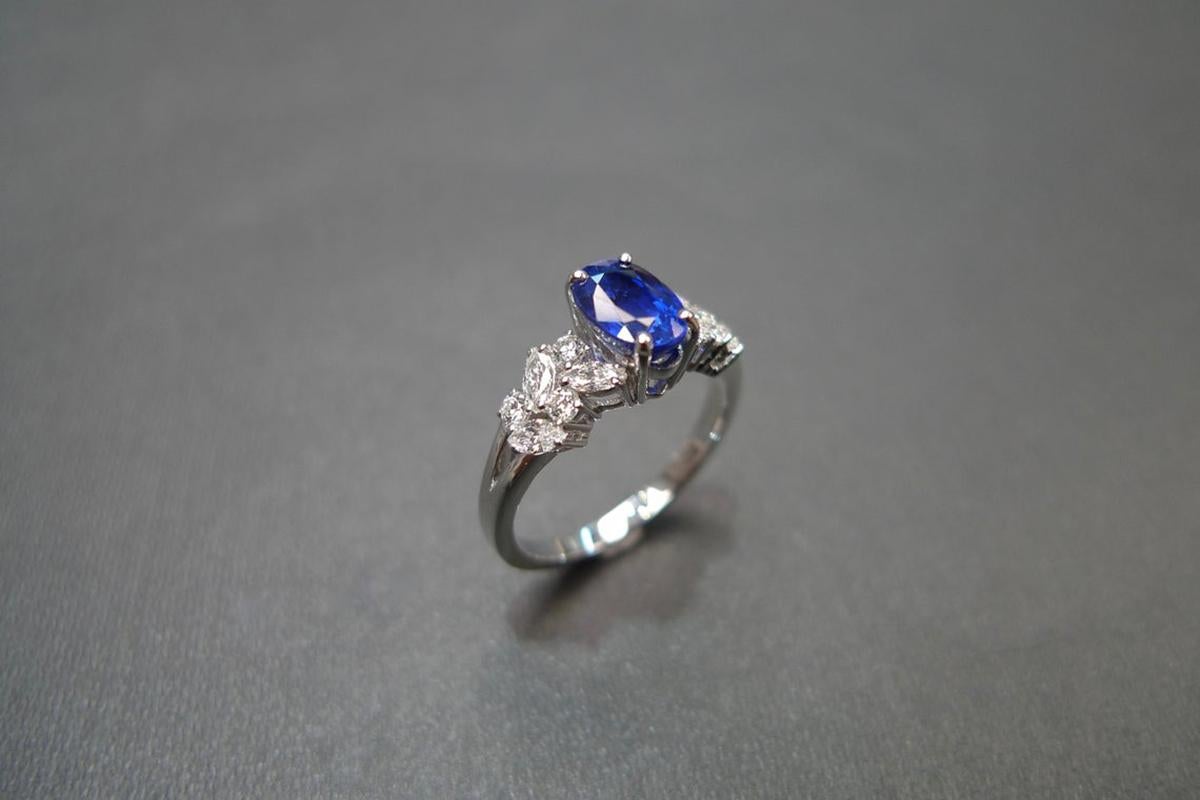 En vente :  Bague de fiançailles en saphir bleu royal naturel de forme ovale et diamant marquise 5