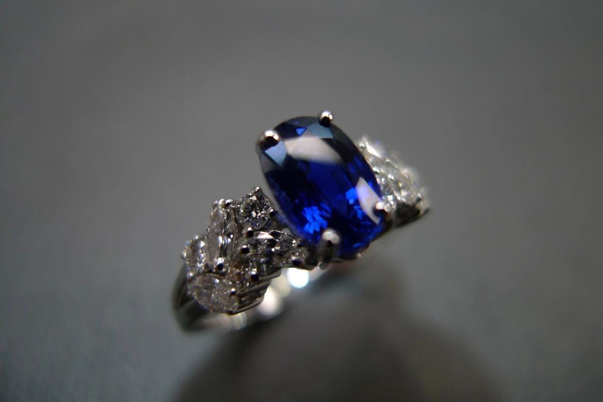 En vente :  Bague de fiançailles en saphir bleu royal naturel de forme ovale et diamant marquise 6