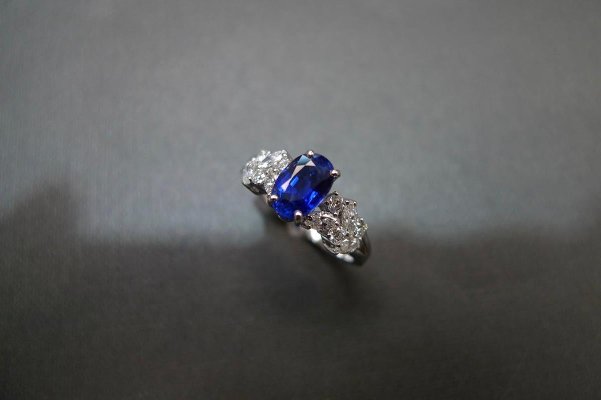En vente :  Bague de fiançailles en saphir bleu royal naturel de forme ovale et diamant marquise 7